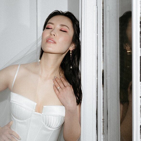 Dreaming of the lovely @liannesun wearing our gold bridal earrings. This piece is the Harper, and is one of my favourites, with its Austrian crystal pearls and modern vibe. 

⚡️❤️

photo @meghanhemstra
veil @janerhyanthecollection
model @liannsun 
hm