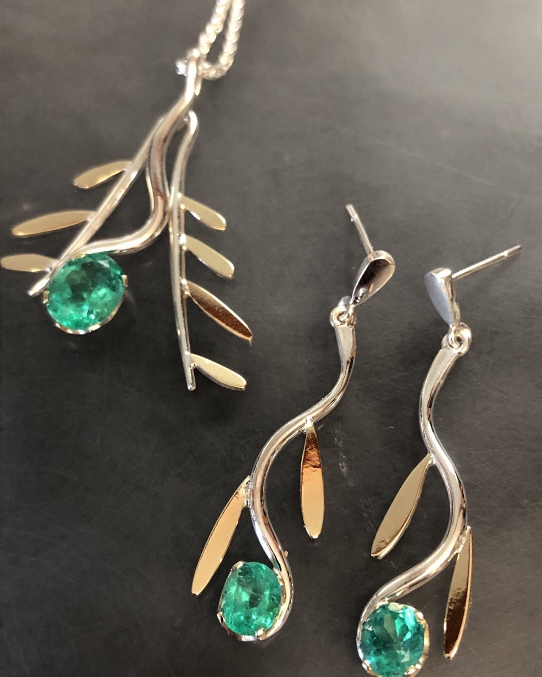 Silver gold and emerald pendant and earrings.
Pendant emerald is 2.24cts  #emeralds #pendantandearrings #jewellery #handmade #jewelleryset #commission