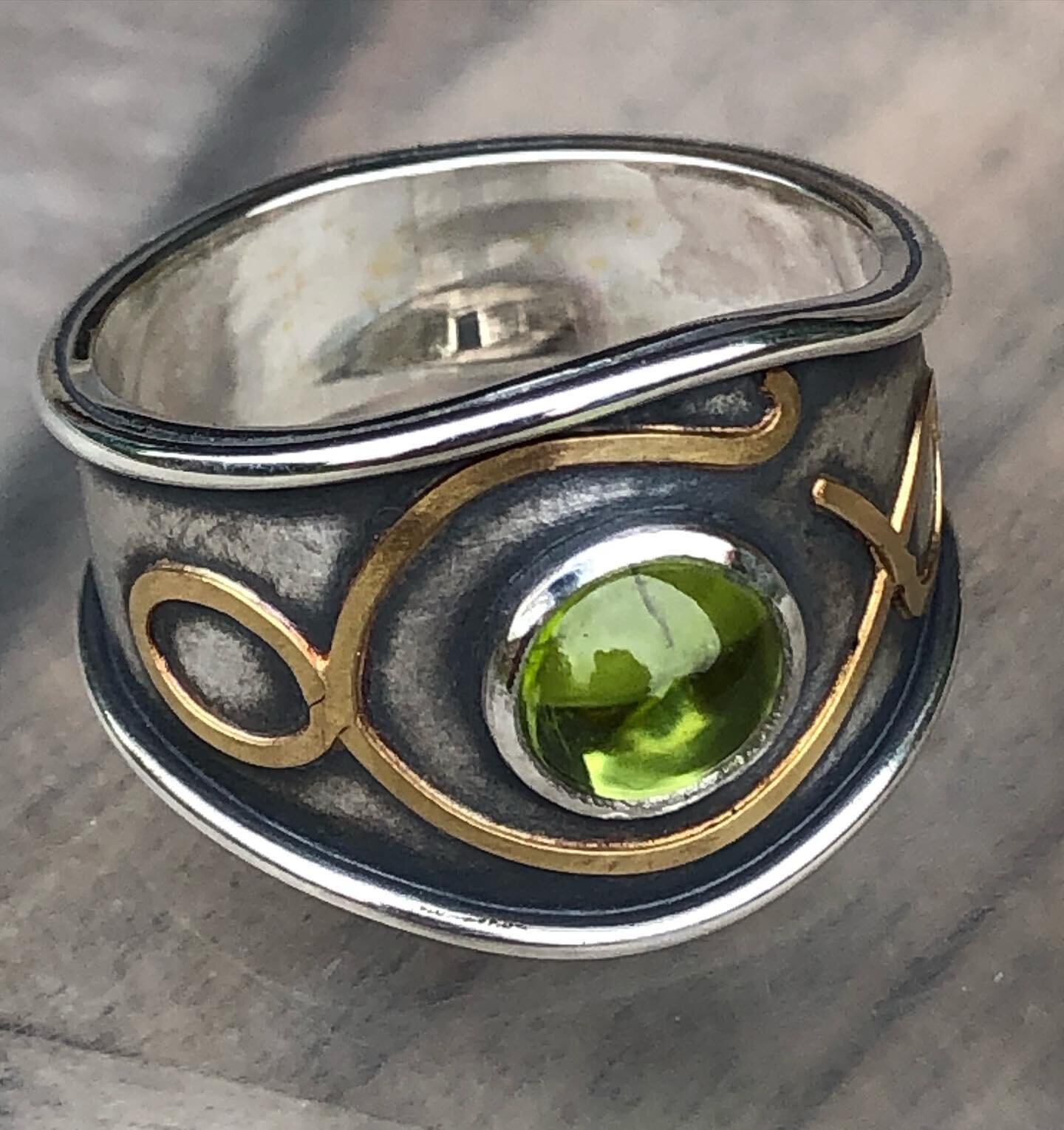 Silver 18ct and Peridot thumb ring. Z+6 size!
#thumbring #silverandgoldjewelry #peridot #handmade #onmybench #commission