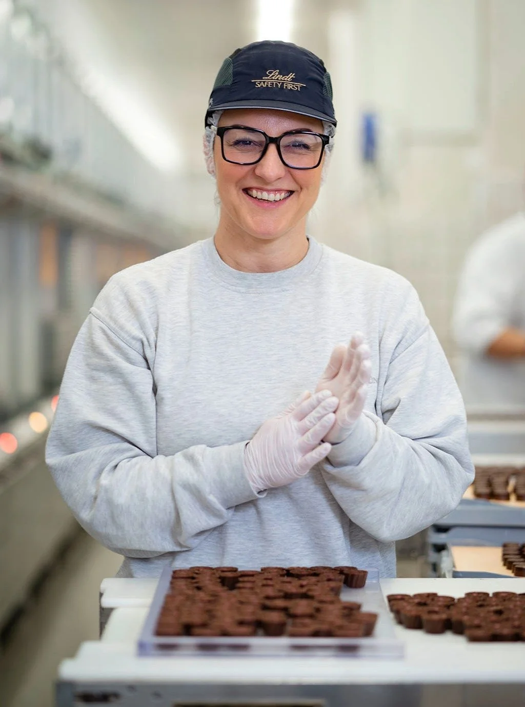 Letztes Jahr durfte ich die ganze Belegschaft von Lindt &amp; Spr&uuml;ngli in Kilchberg fotografieren. 
Die ganze Serie findet ihr online auf meiner Webseite. Den Link dazu steht in der Bio. Work ➡ People &amp; Stories.
.
.
.
.
.
#foodreportage #peo