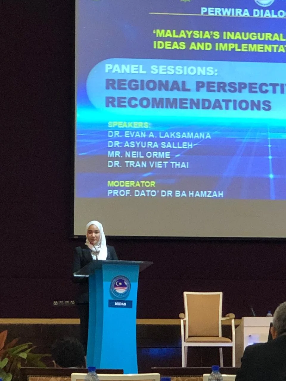 Dr. Asyura Salleh delivering her talk during the session
