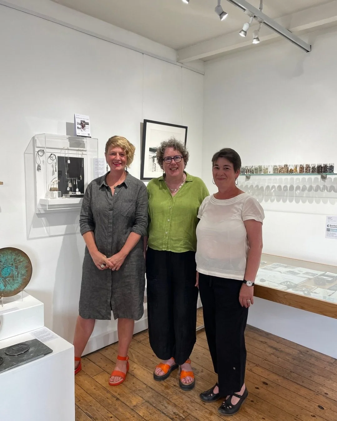 In Praise of Small Things, a collaborative exhibition by printmaker Anita Reynolds (@anitareynoldsartist), jeweller Lucy Spink (@lucyspinkjewellery), and metalsmith Rebecca Walklett (@rebecca.walklett123), comes to a close tomorrow at 5pm.

The exhib
