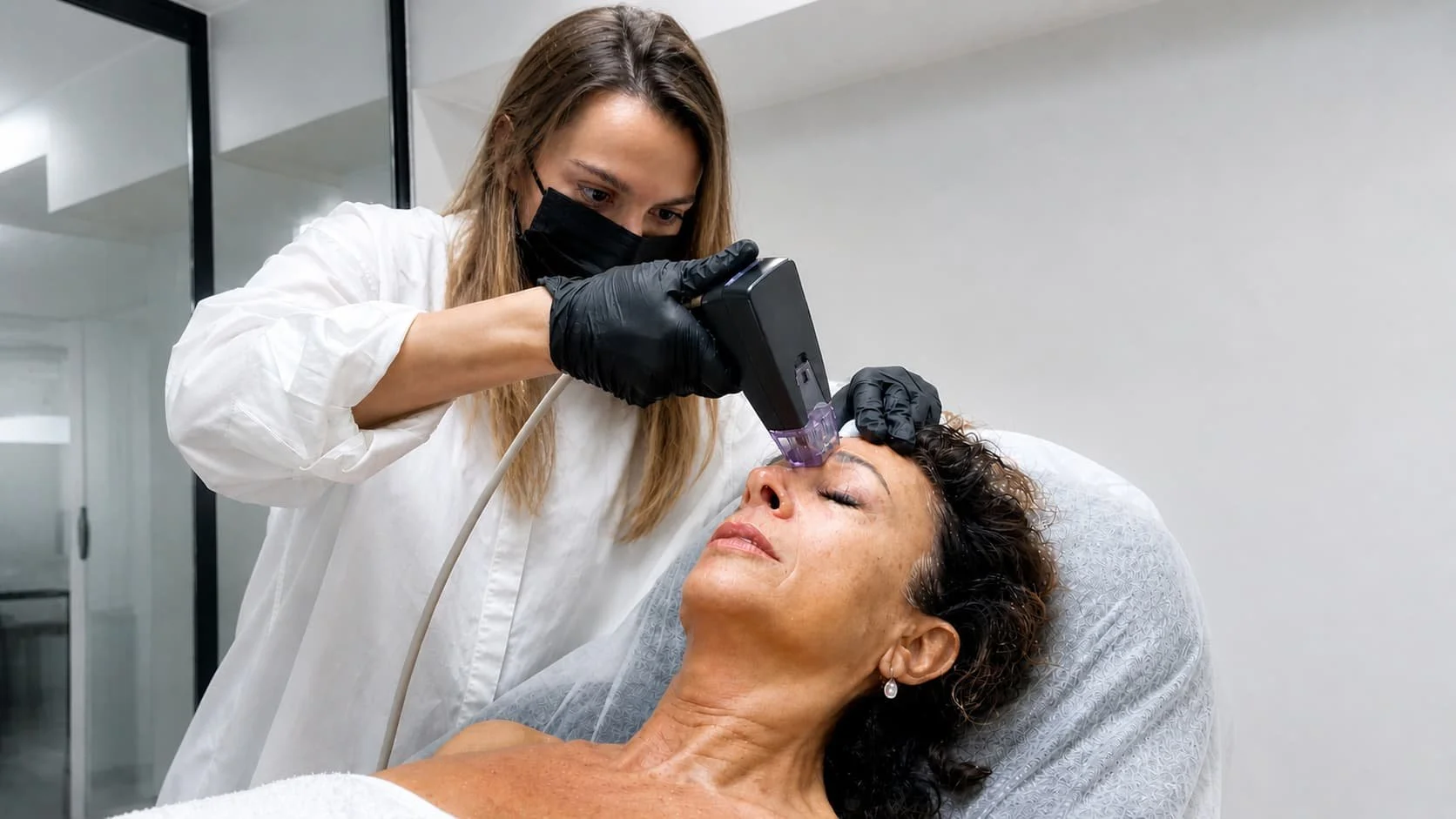 Paciente recibiendo tratamiento Morpheus facial en Barcelona