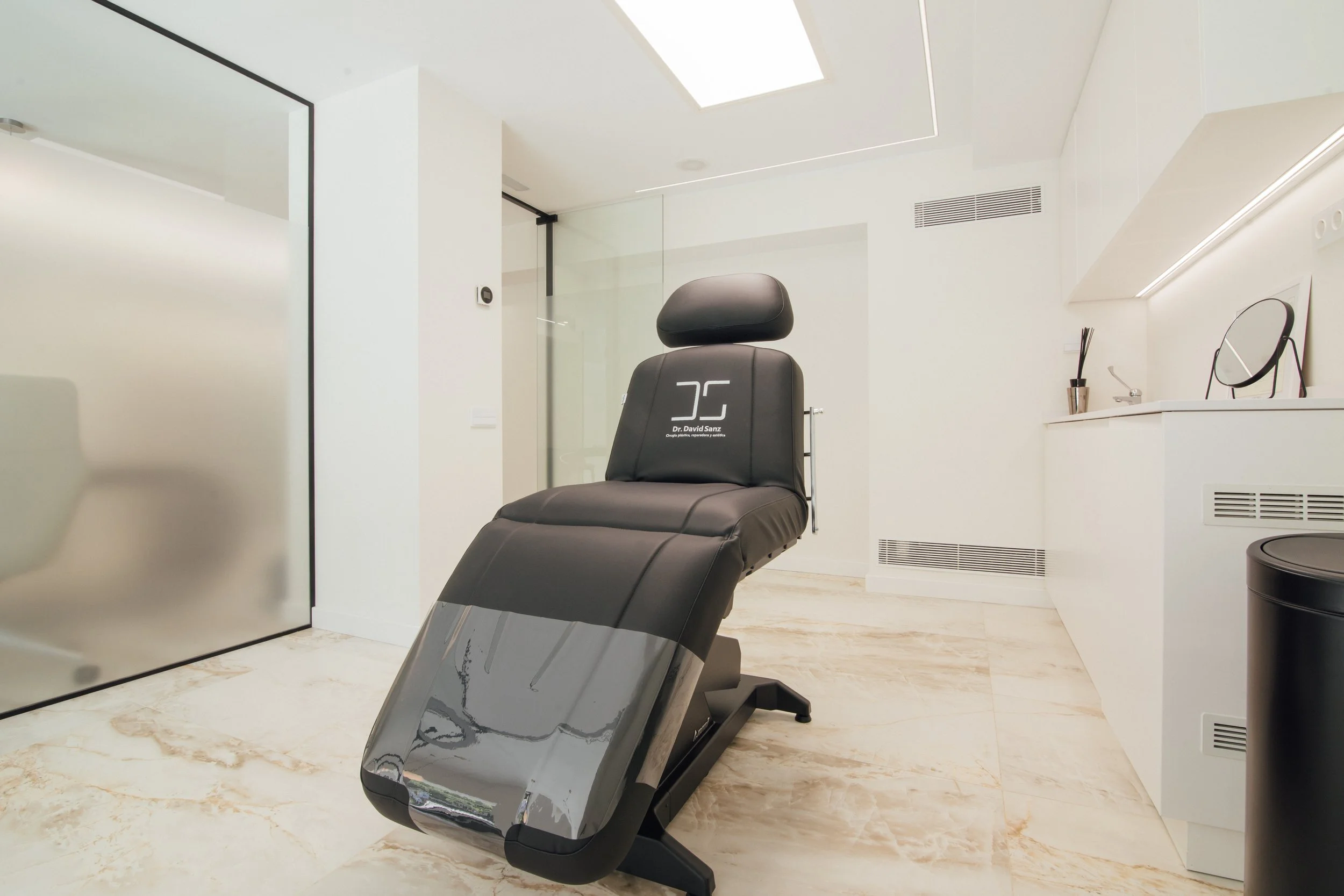 Consulta médica de DSculpt Clinic en Barcelona preparada para la valoración y preparación quirúrgica del paciente