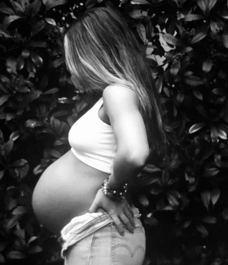 We've been eagerly waiting, and this week  we will finally meet the newest edition to our Soft Images family! During my time off, the studio will be looked after by my amazing, capable team.

Thank you to all of my supportive clients. Your well wishe