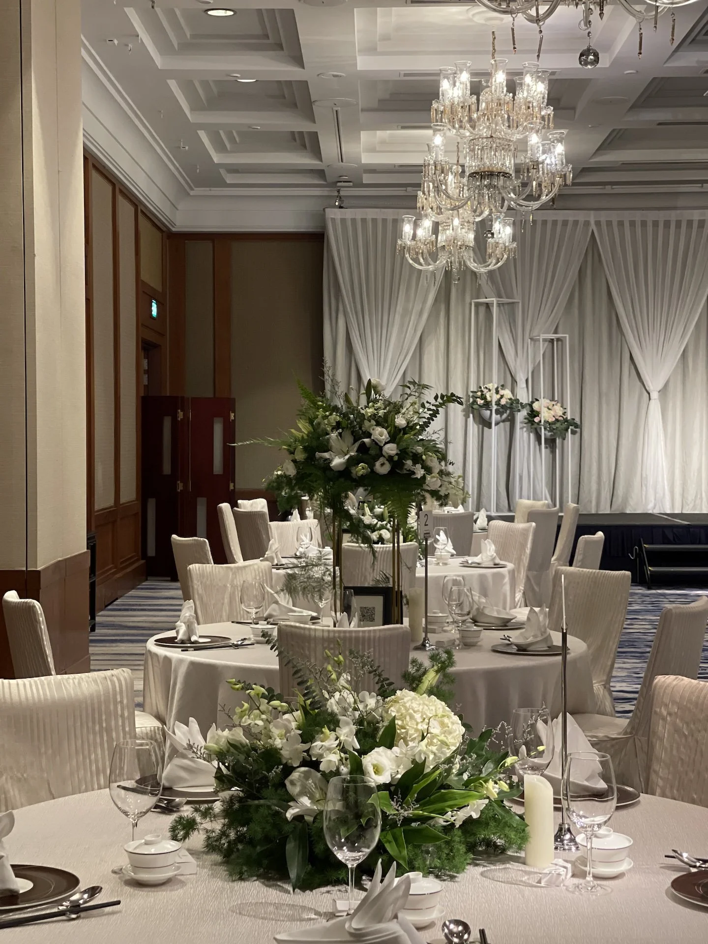 bespoke-wedding-wild-fresh-table setting.jpg