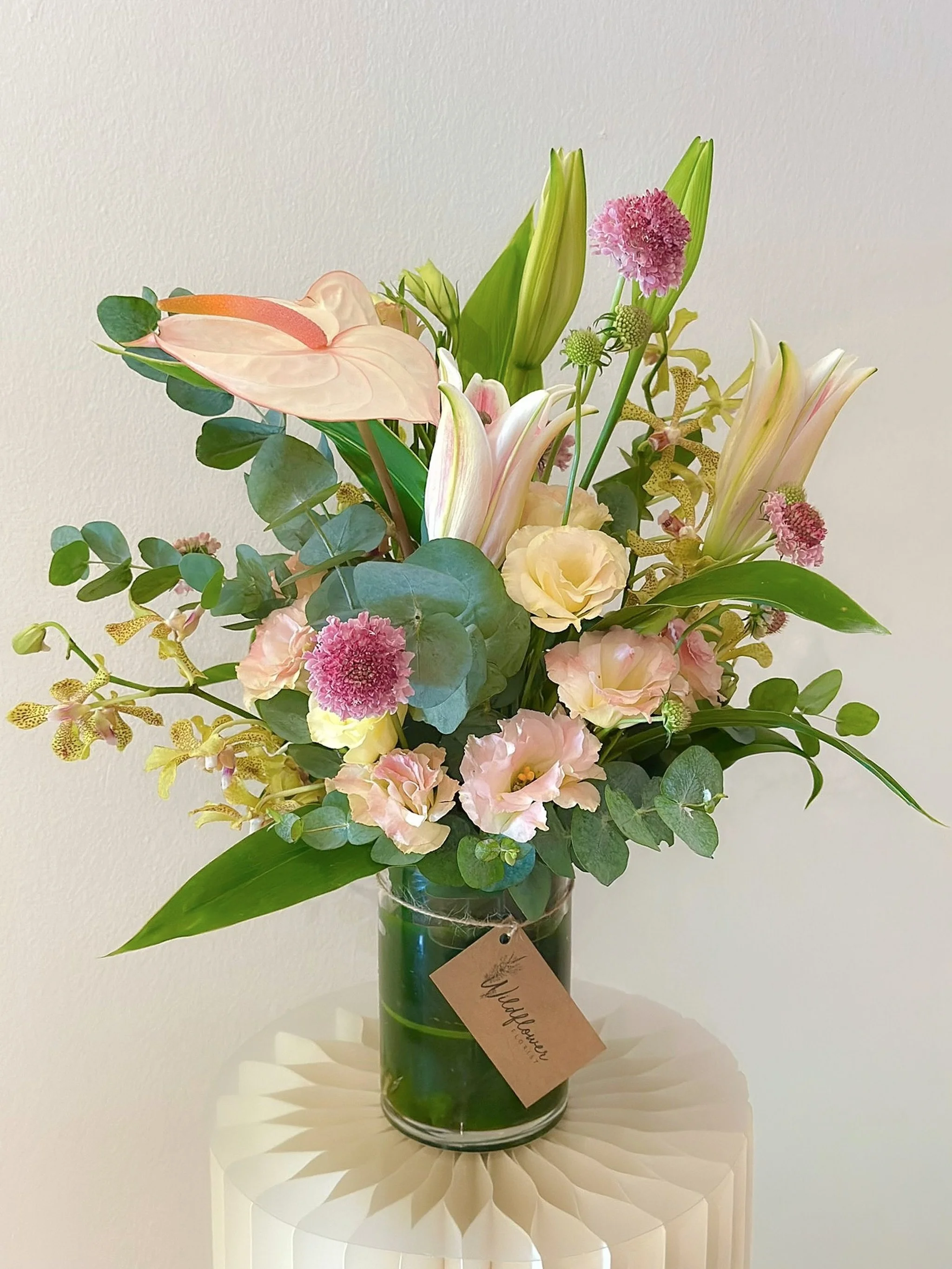 Blush anthurium, pink oriental lily not quite open yet, scabiosa doing their little pompom thing, lisianthus, yellow orchids, eucalyptus.

Soft.

#sgflorist #singaporeflorist #floraldesign #flowergram #floristlife