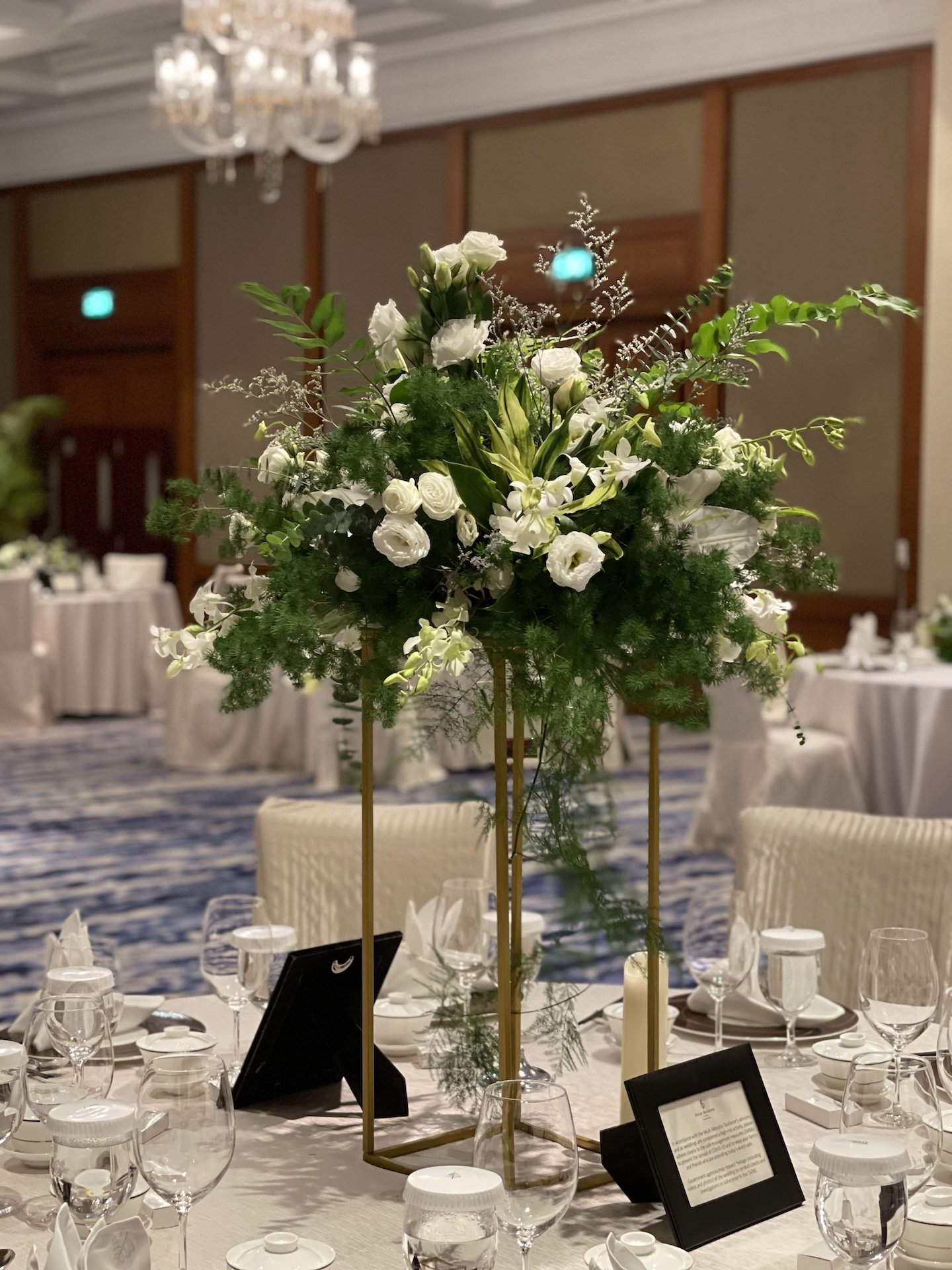 bespoke-wedding-wild-fresh-centrepiece 2.jpg