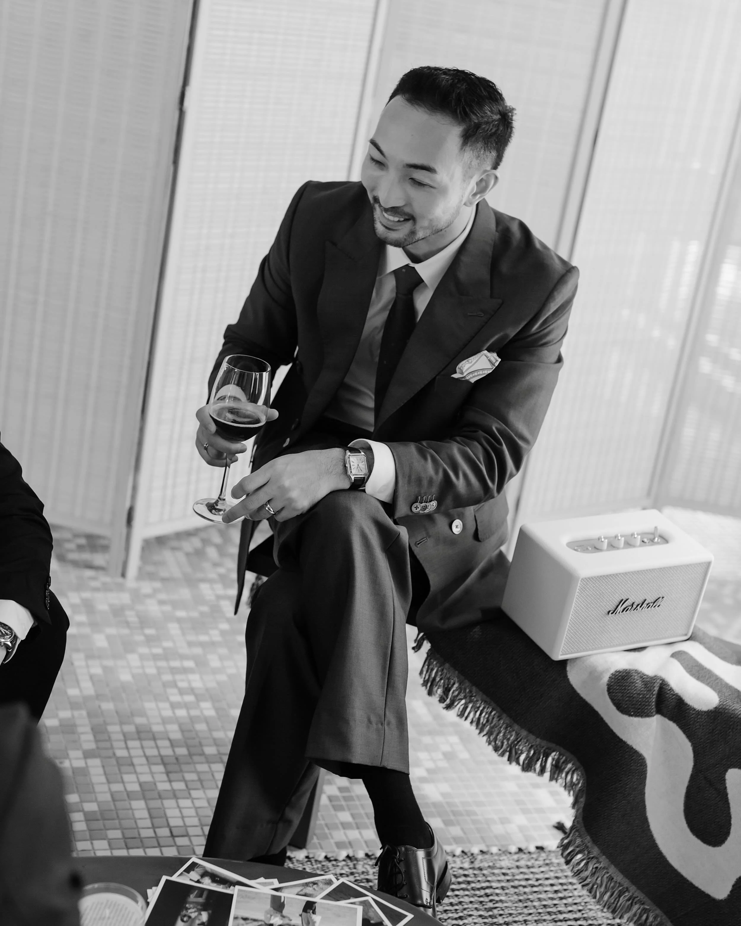 A quiet moment in the middle of it all. Good company, easy conversation, and a chance for the groom to soak it all in before the celebrations continued. ✨
