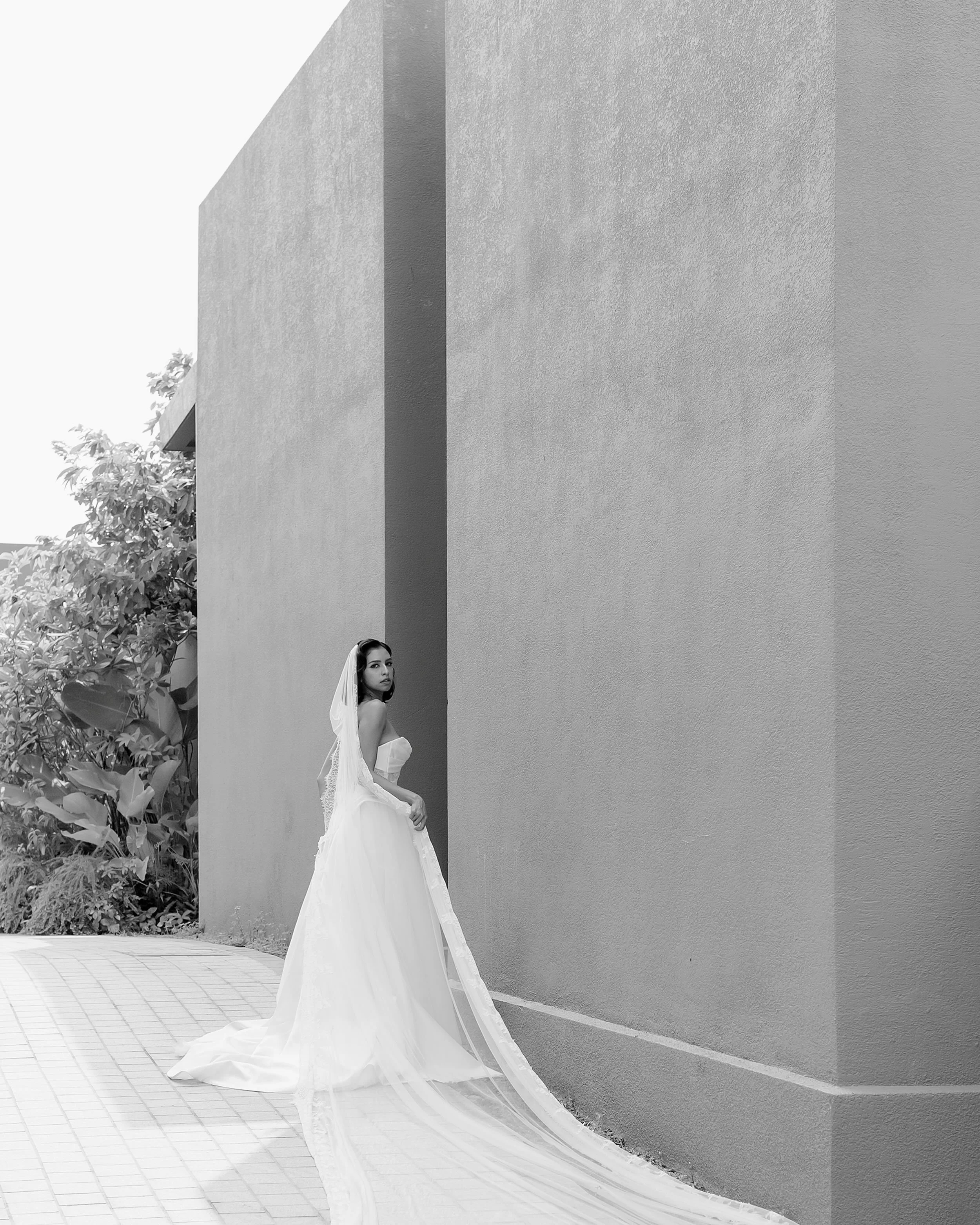 Shaantaa and her (almost) endless custom veil. ✨