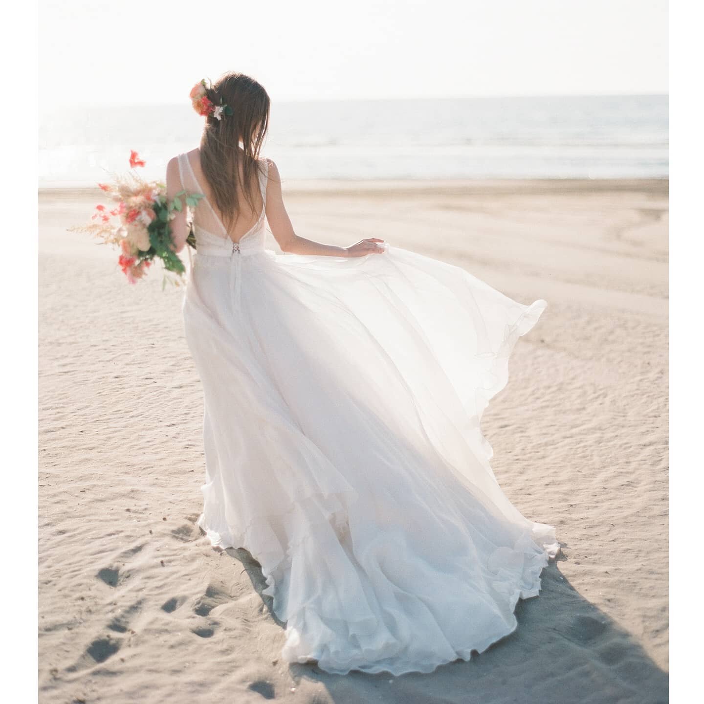 &quot;CLUNY&quot; is dancing on the Lido beach !
Shooting featured in @magnoliarouge 
Photo: @maddy.christina.photographer Planning &amp; Design : @emagiangrecoweddings 
Flowers;  @prettyflowers.fioreriasanrocco 
Venue: @excelsiorvenice 
Cake  @pasti