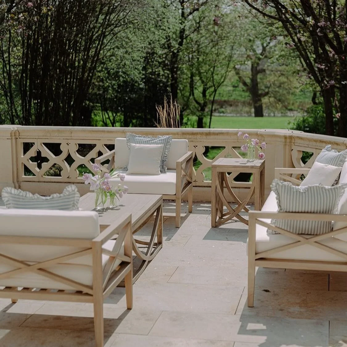 What a weekend for a wedding! Whatever your plans I hope your day is full of chilled rose and lounging.
.
.
Wondering why I didn&rsquo;t snag one of the Portofino sets for my own garden 😔 
.
.
Furniture - Ours! 
Venue @castertongrange 
Concept &amp;