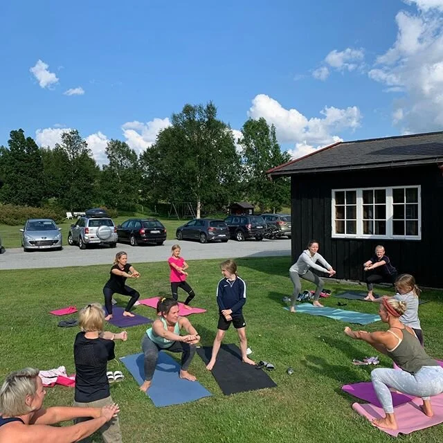 YOGA UTE OG INNE!🧘🏻&zwj;♀️🧘🏼&zwj;♀️ Mor og barn yoga denne uka! #jomfrureiser #rondeheim #&oslash;igardseter #h&oslash;vringen #rondane #sommer 🌿