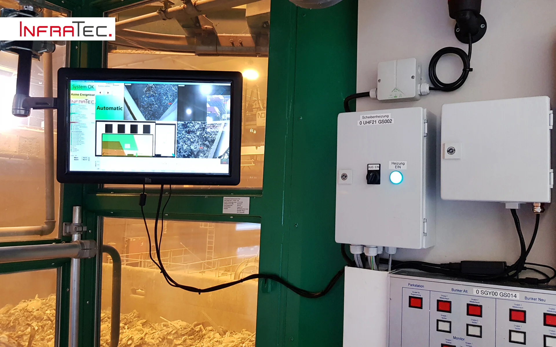 Monitoring in the crane cockpit and alarm unit