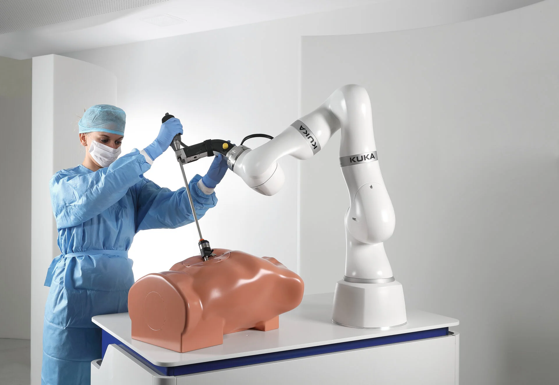 Symbolbild KUKA LBR Med  - Medical Robotics.jpg