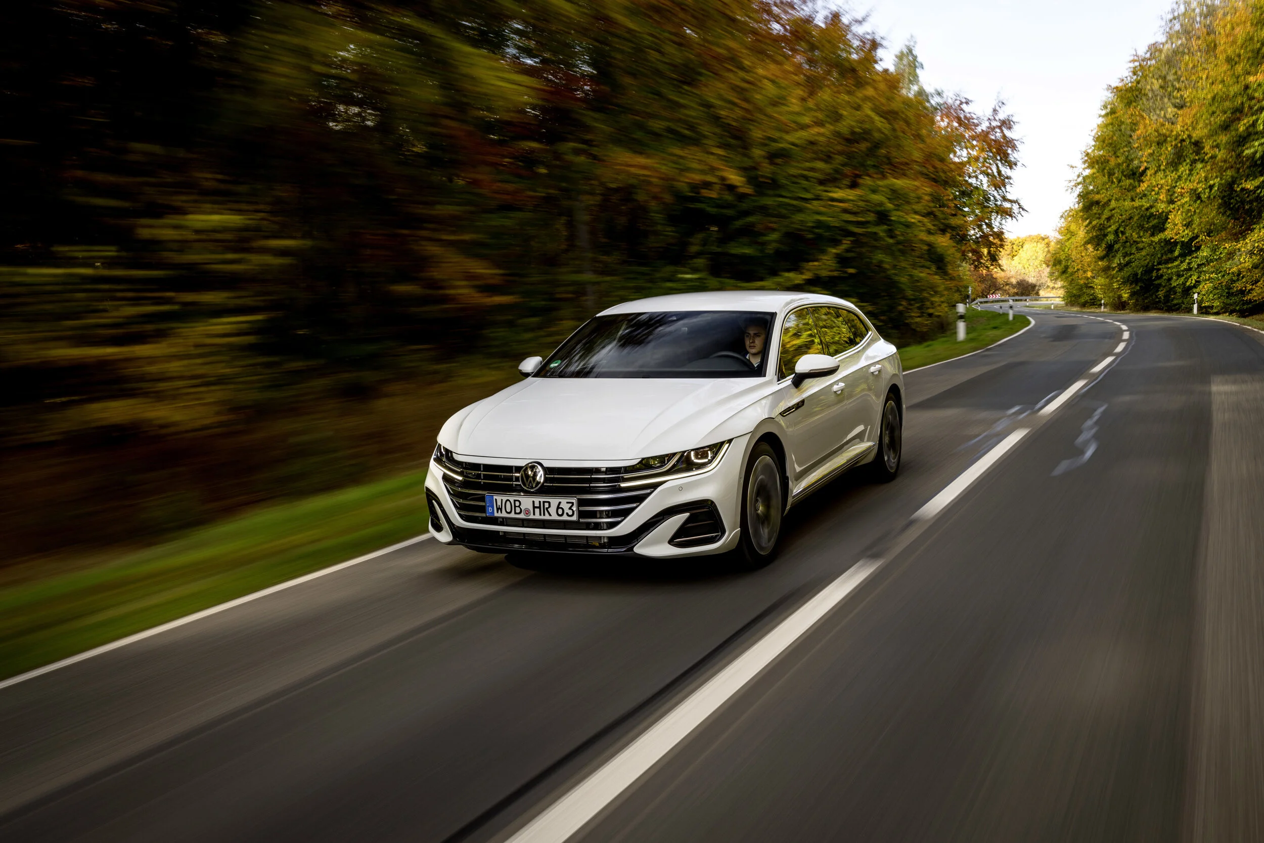 28489-ThenewVolkswagenArteonShootingBrakeeHybridRLine2.jpg