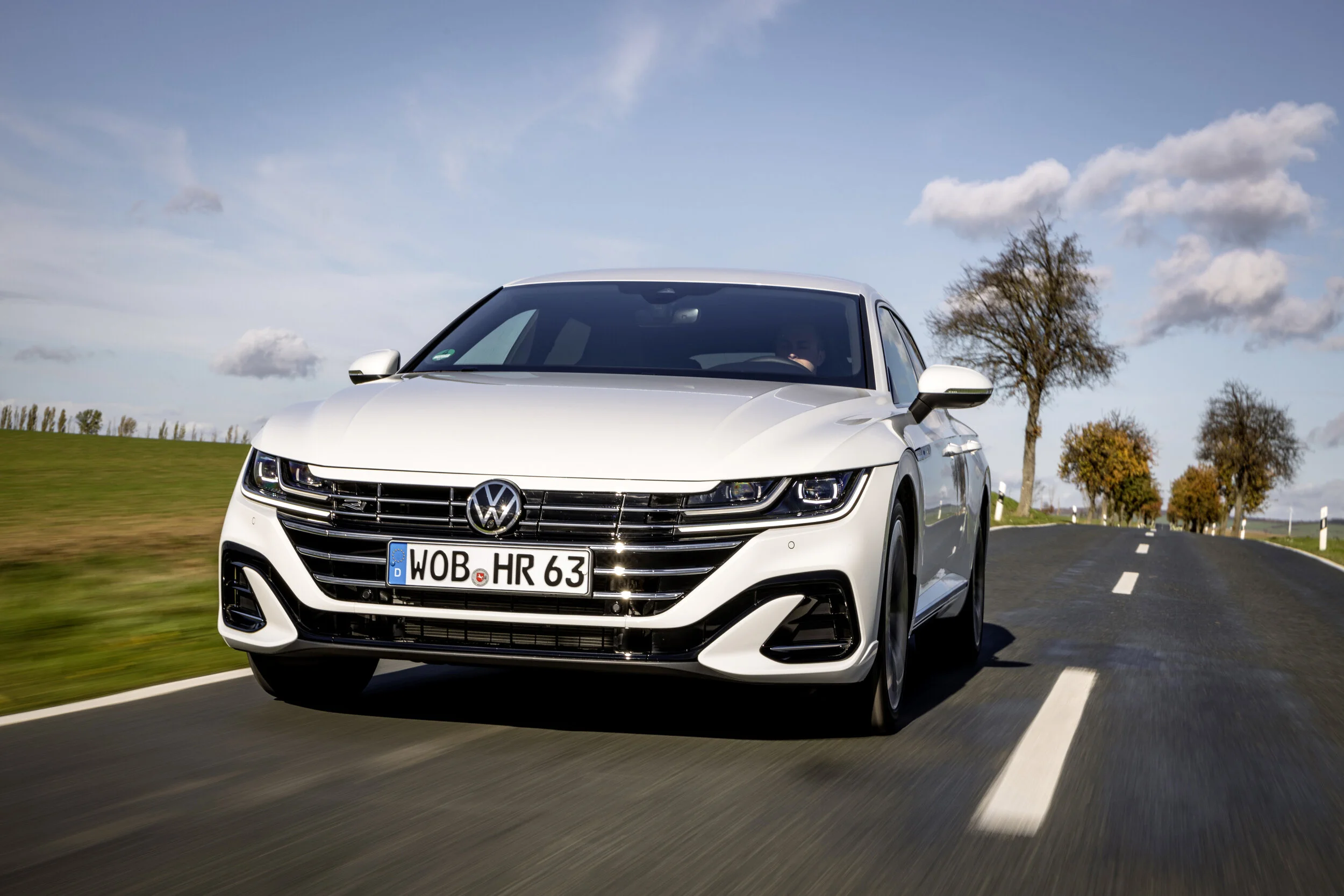 28490-ThenewVolkswagenArteonShootingBrakeeHybridRLine1.jpg