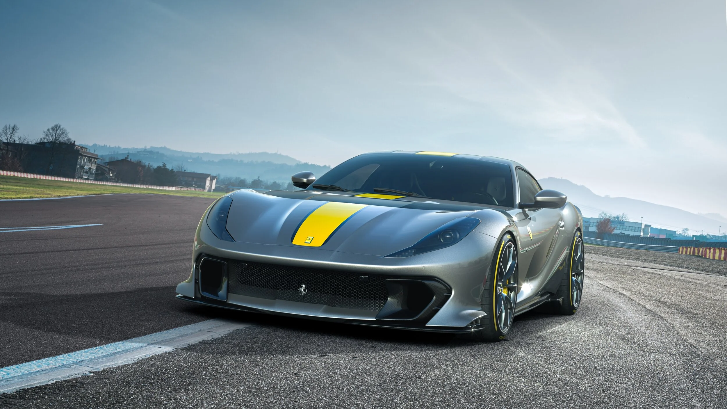 Ferrari_limited_series_V12_special_3.jpg