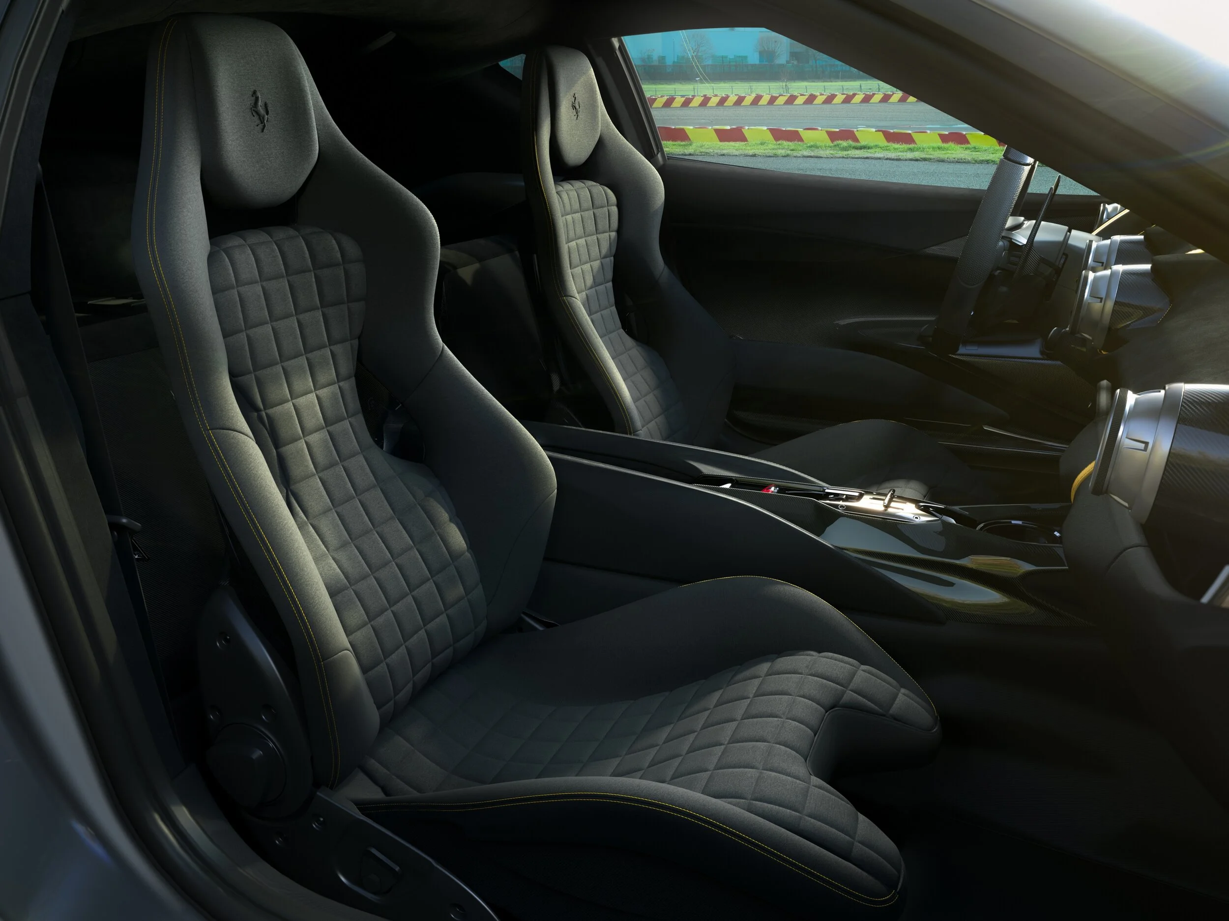 Ferrari_limited_series_V12_special_6.jpg