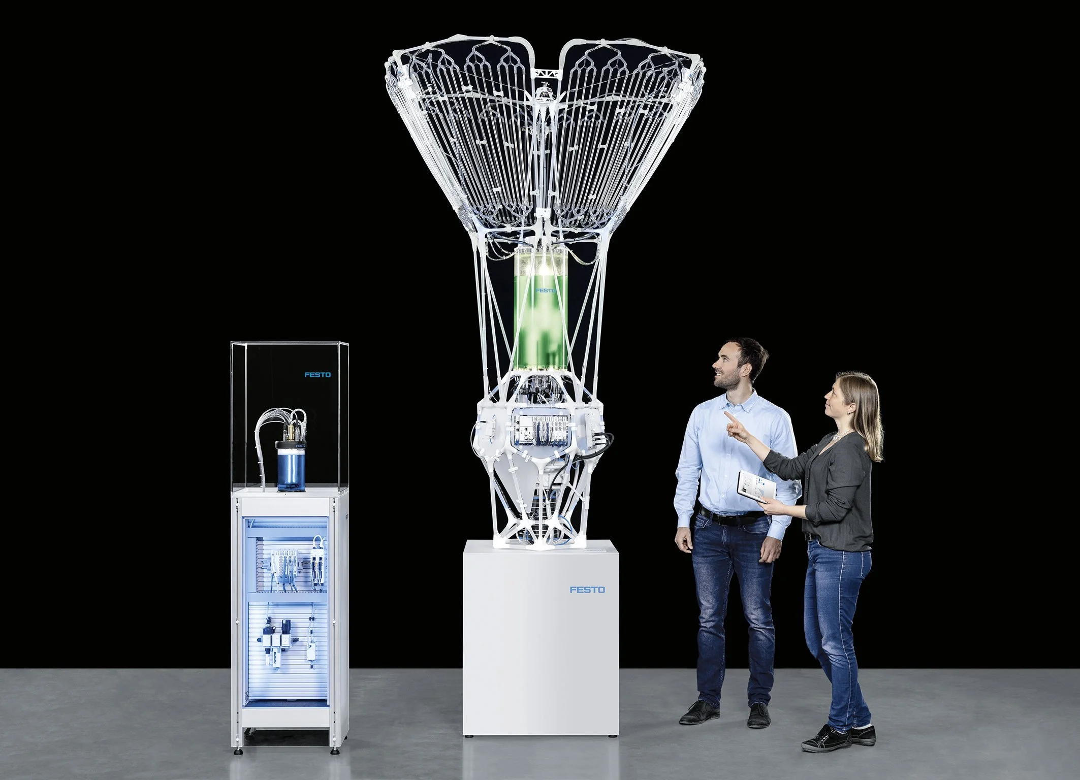 In bioreactors like the PhotoBionicCell, equipped with appropriate sensors, control technology and automation, the efficiency of algae can be increased to a hundred times that of land plants.