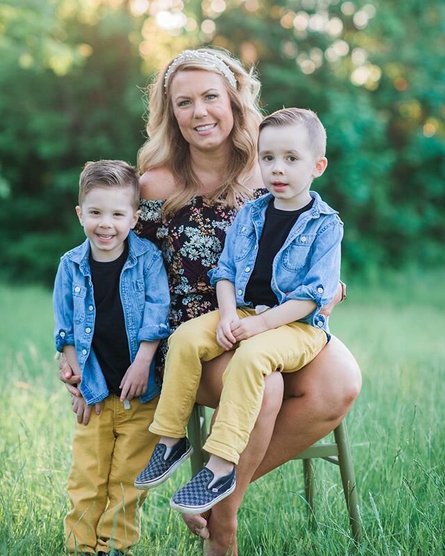 I&rsquo;ve been photographing these two since @blondie_ambie was pregnant.  Love seeing them grow up and I love their little personalities. 🤍 #momofboys #twins #boymom #brothers #nikon #familyphotographer #northshorefamilyphotographer j