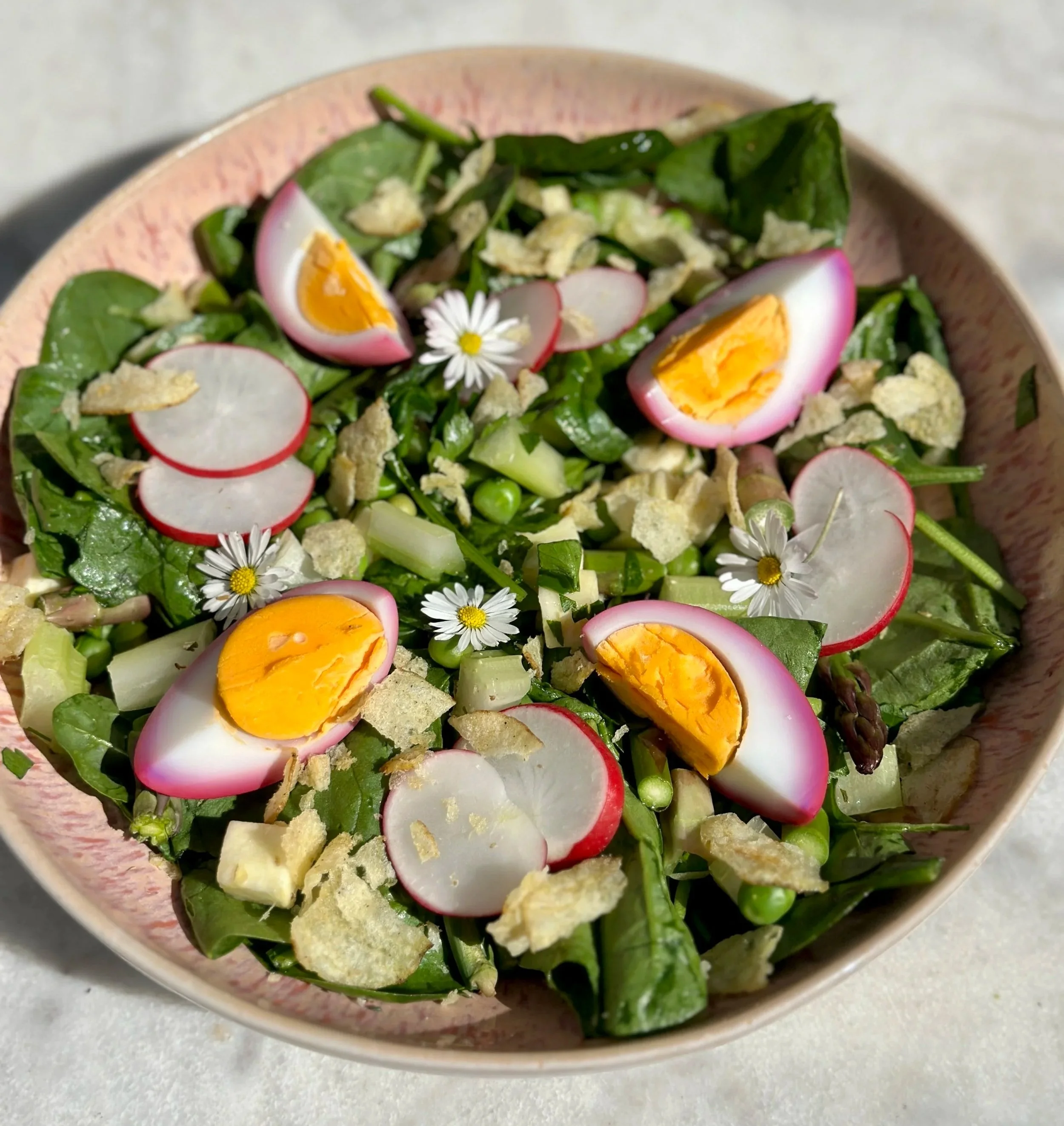 spargel-green-goddess-salat-mit-crunchy-topping-lorenz-chips-rezept-frühling-grün-einfach-frisch-knusprig-recipe-spring-asparagus-easy-magda-mag-das-vegan-veggie