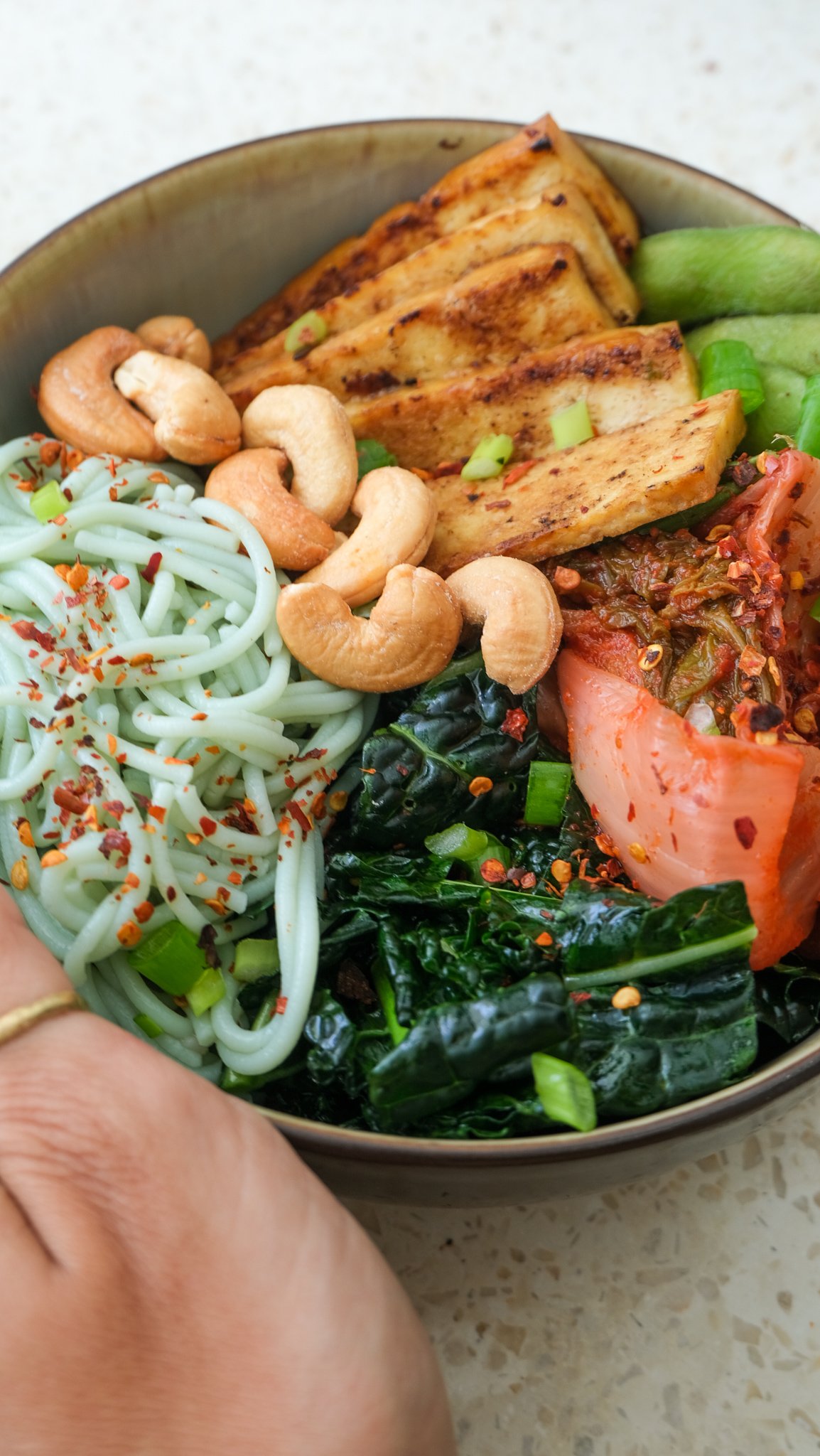 gut-loving-buddha-bowl-with-kimchi-darmfreundlich-einfach-tofu-bowl-magda-mag-das