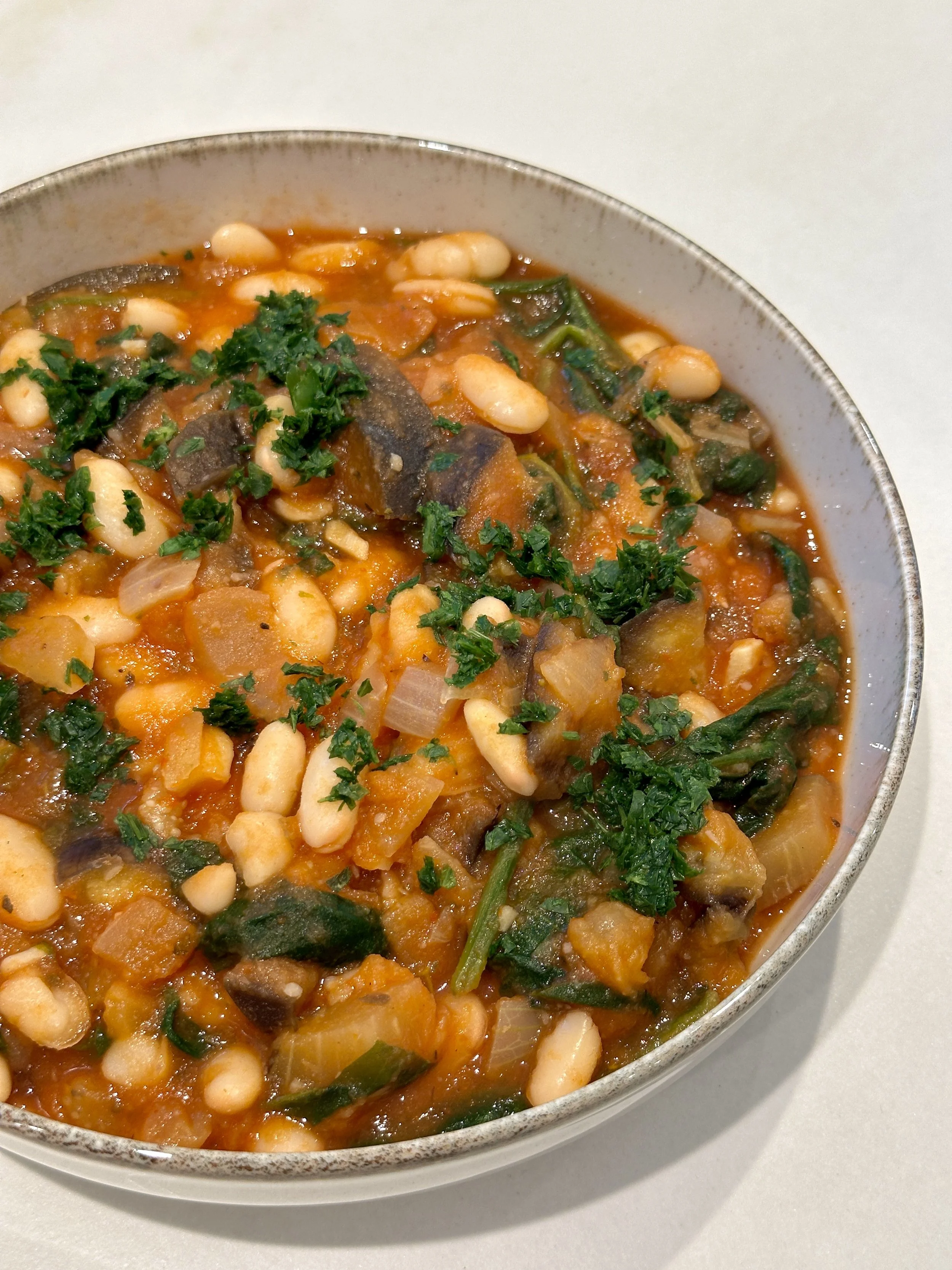 protein-packed-white-bean-stew-easy-quick-tasty-weiße-bohnen-eintopf-mealprep-einfach-winter-veggies-einfach-magda-mag-das-one-pot-comfort-food