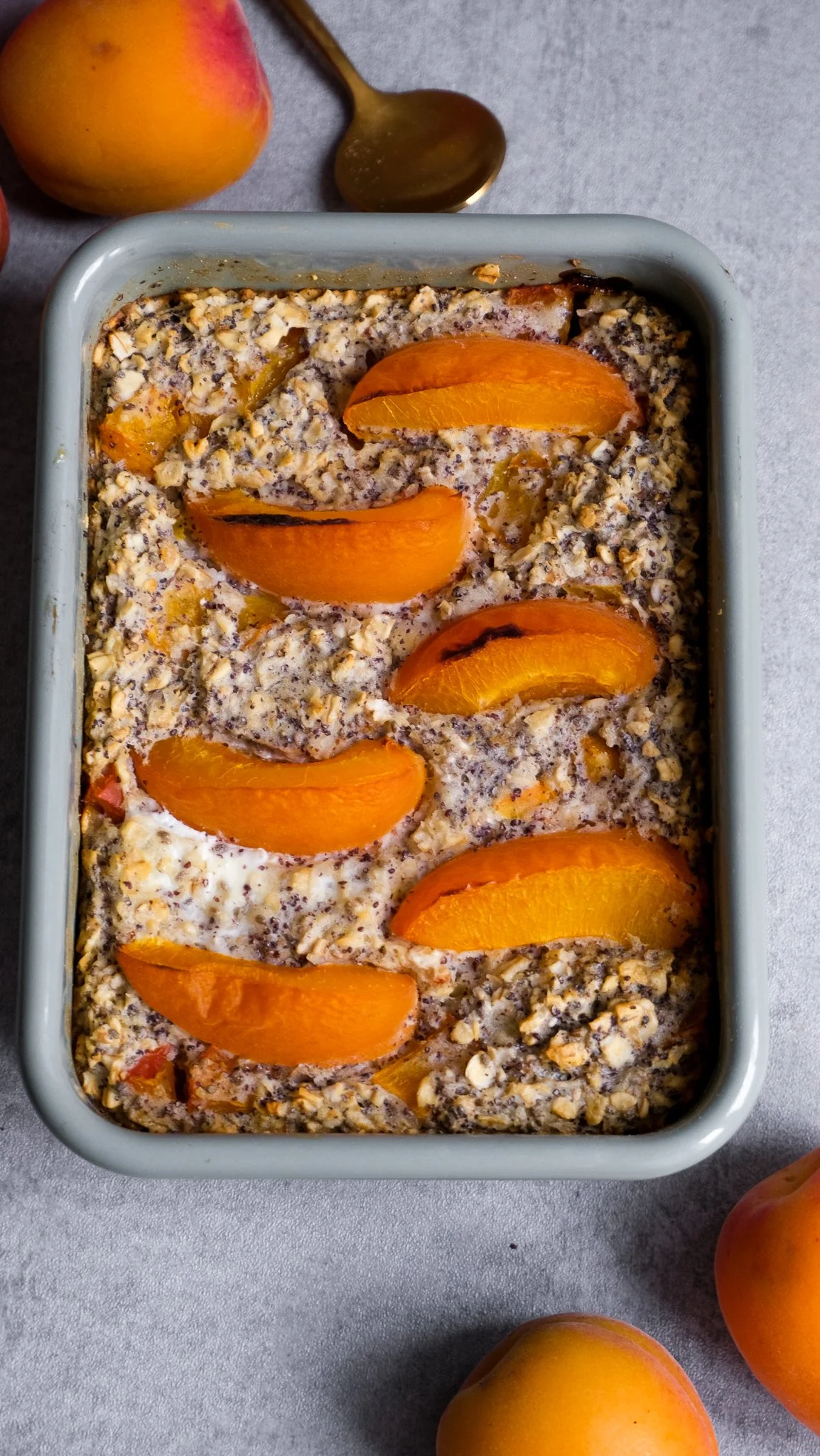 high-protein-poppyseed-apricot-baked-oats-haferflocken-marillen-aprikosen-mohn-frühstück-brunch-topfen-fiber-easy-recipe-rezept-mealprep-gutfriendly-delicious