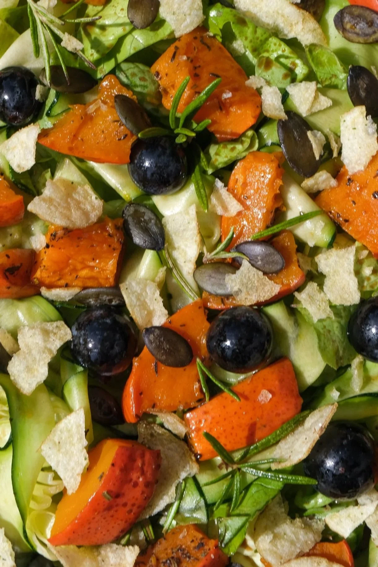 herbstlicher-kuerbis-salat-mit-rosmarin-crunch-magda-mag-das-trauben-pumpkin-rosemary-grapes-autumn-fall-vegan-veggie-easy-crunchy-chips-lorenz-salad-recipe-rezept