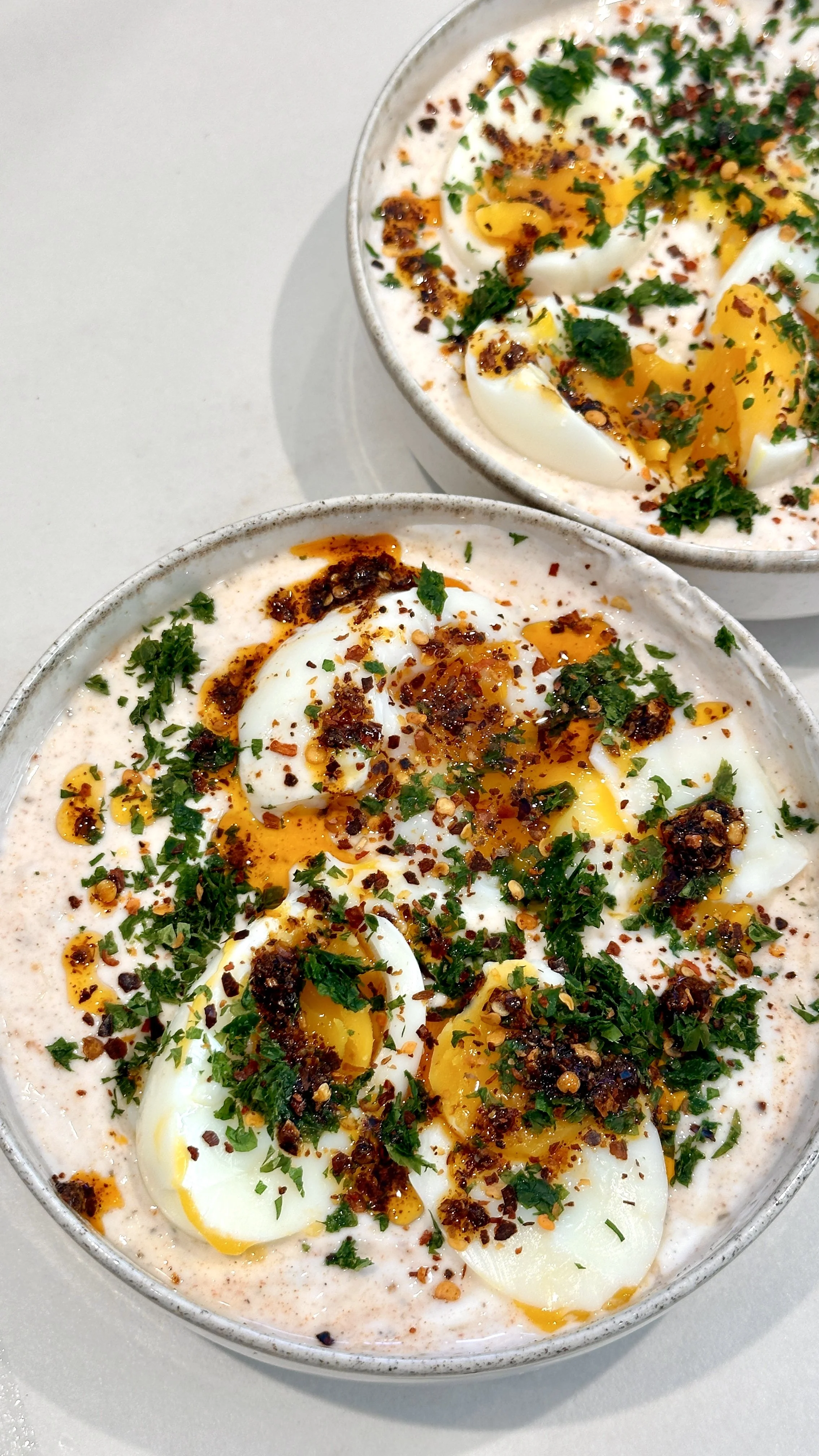turkish-eggs-cilbir-eier-türkische-eier-magda-mag-das-rezept-recipe-frühstück-protein-skyr-einfach-brunch-healthy-proteinreich-eiweiß