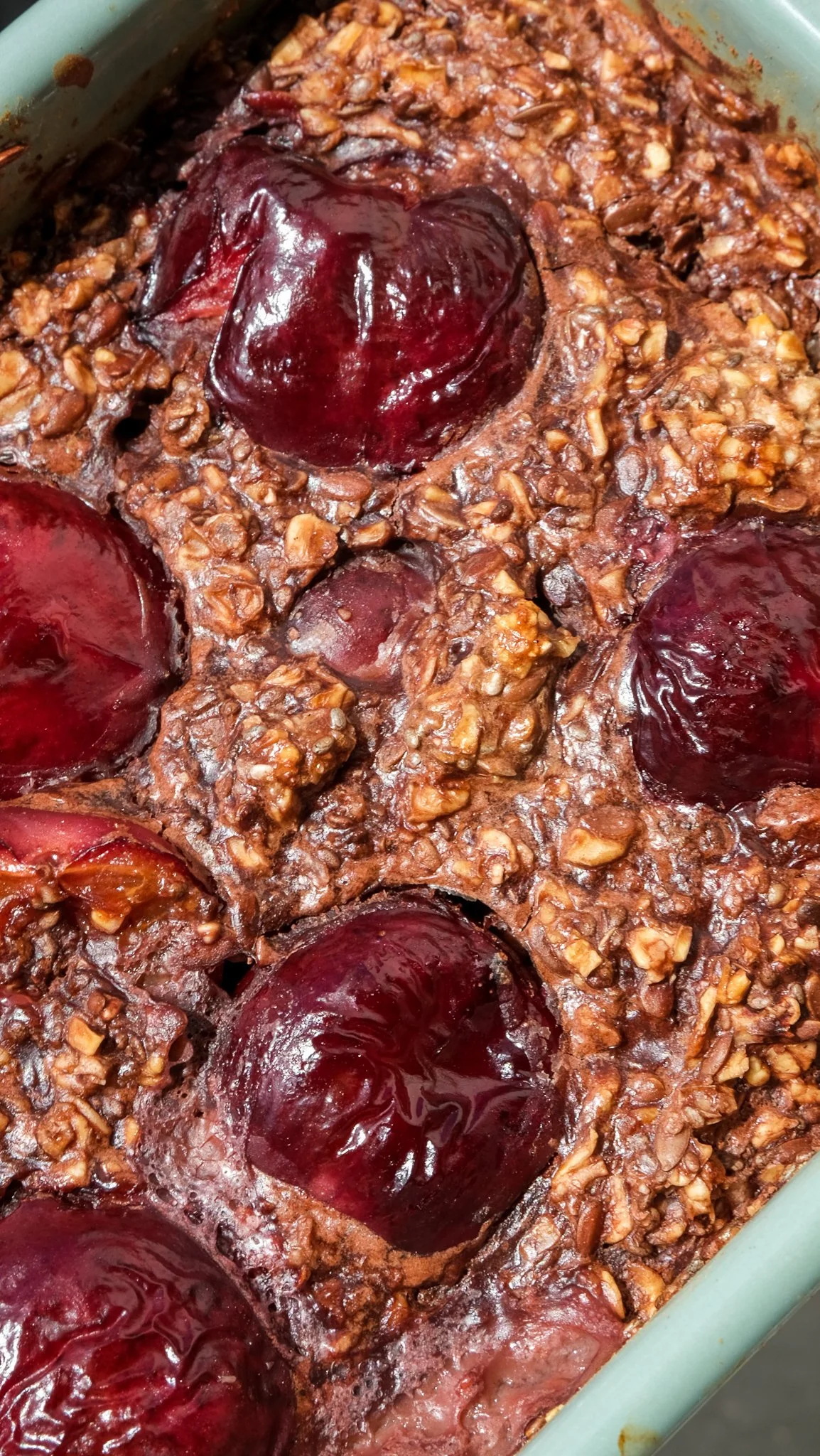 black-forest-schwarzwlder-kirsch-cherry-baked-oats-haferflocken-breakfast-frühstück-protein-mealprep-schwarzwälder-kirschen-rezept-magda-mag-das-recipe-einfach-sommer-chocolate-schokolade