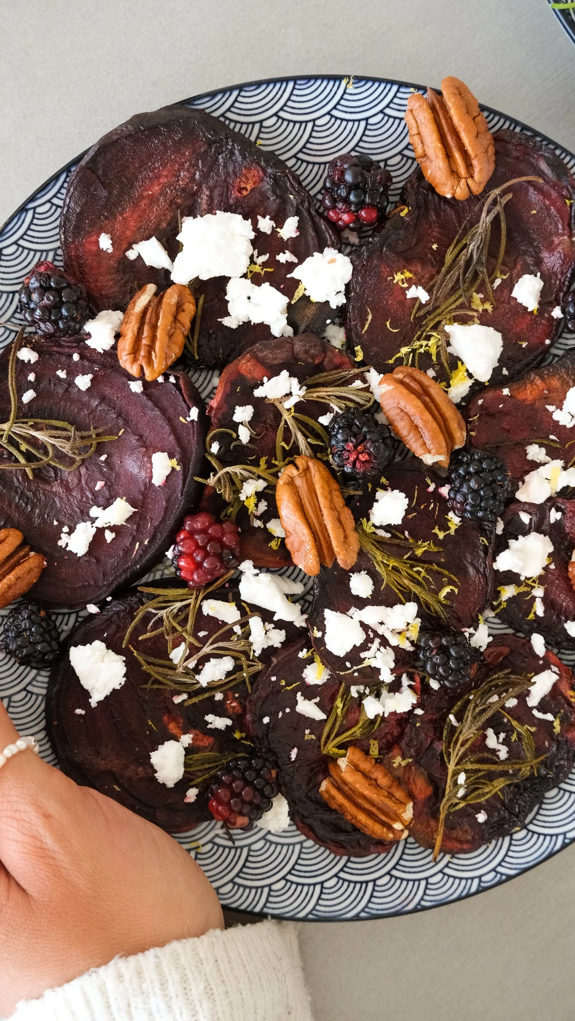 easy-fall-recipe-roasted-beetroot-carpaccio-rote-rüben-herbst-beets-autumn-vorspeise-herbst-magda-mag-das-easy-rezept