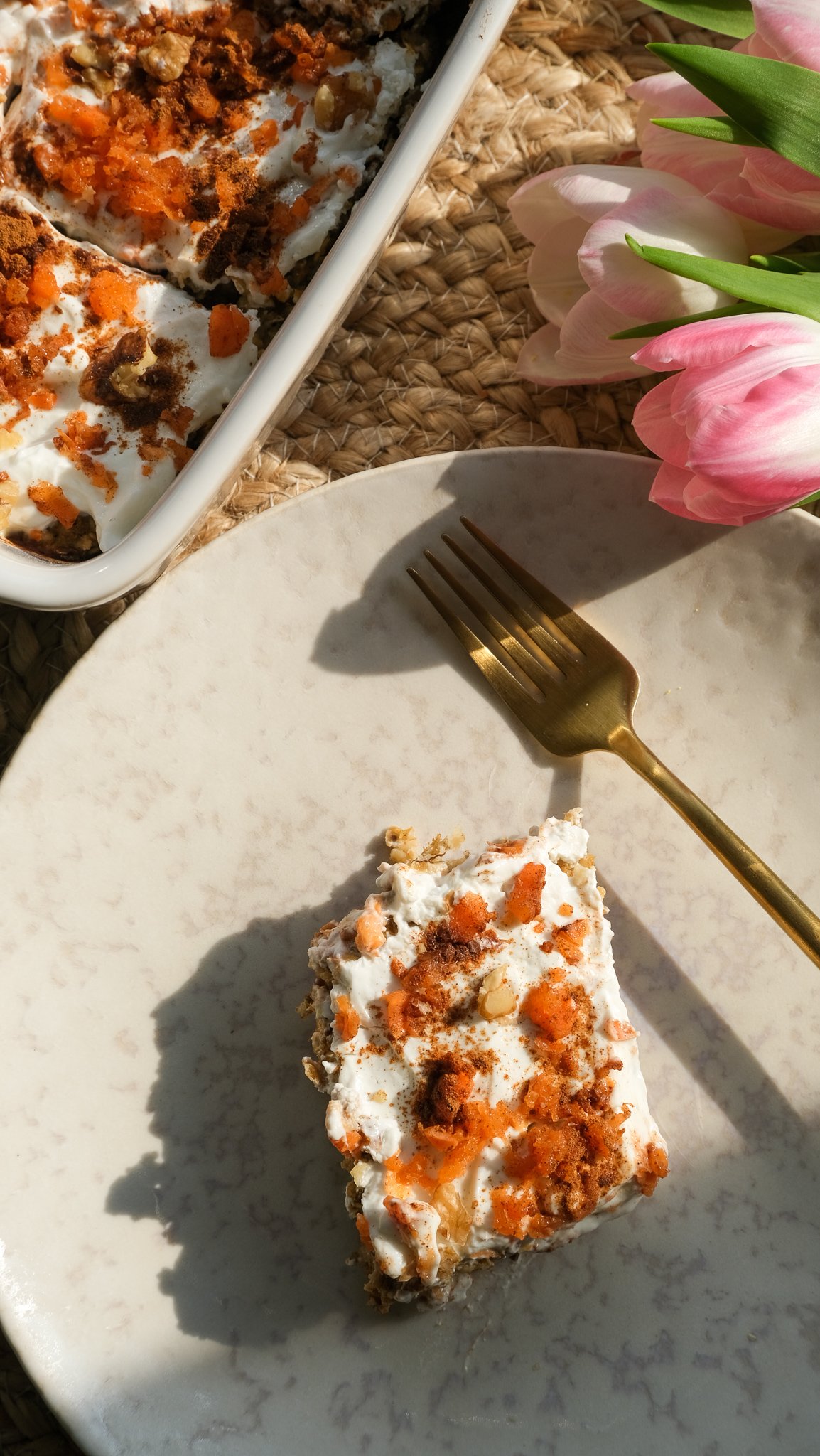 high-protein-baked-carrot-cake-oats-perfect-for-easter-ostern-karottenkuchen-frühstück-ostern-brunch-einfach-rezept-skyr-karotten-rübli-oatmeal