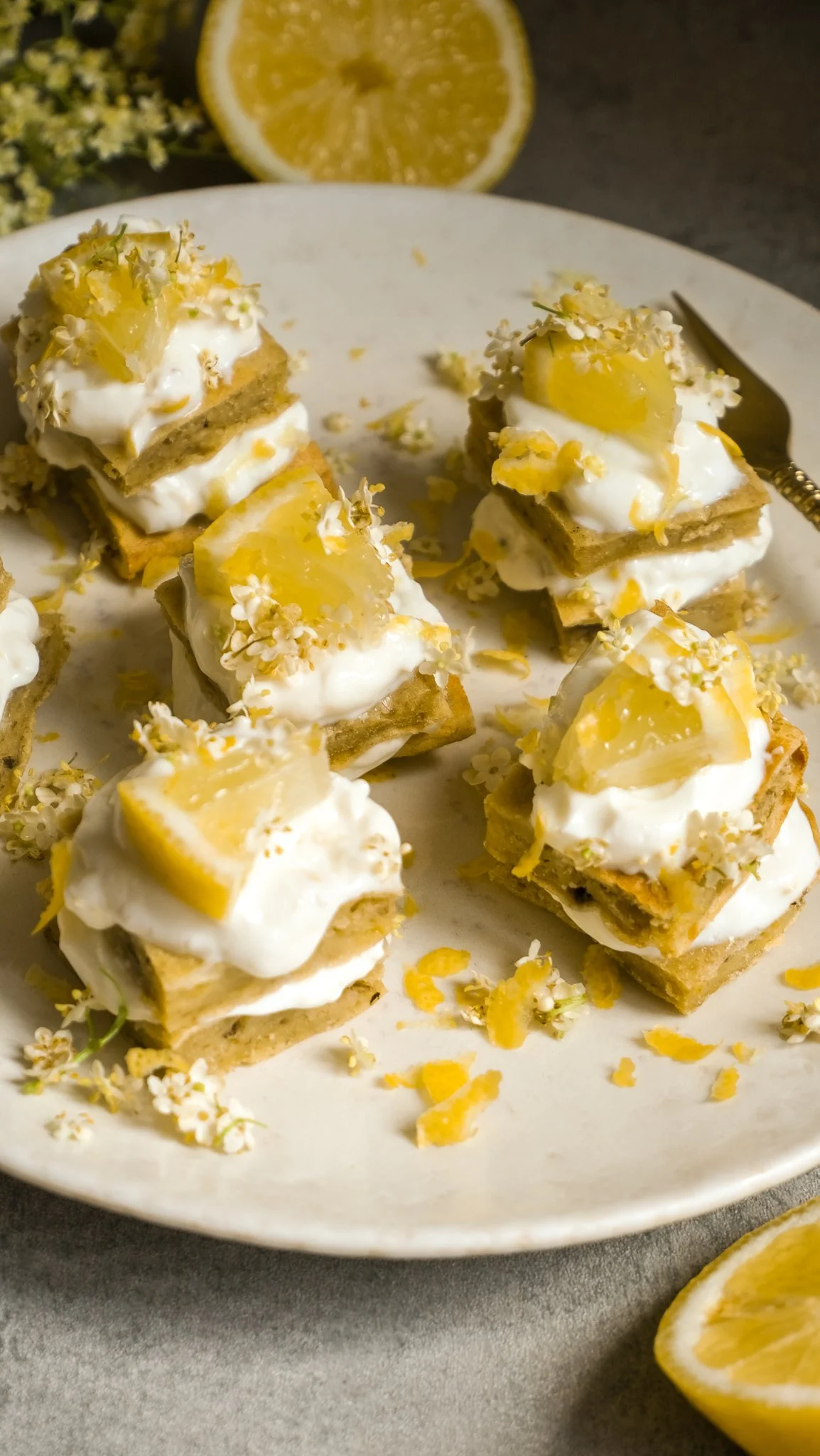 elderflower-lemon-slices-your-new-favorite-summer-treat-magda-mag-das-rezept-recipe-holler-holunder-zitronen-törtchen-einfach-backen-baking-sommer-skyr-protein-easy