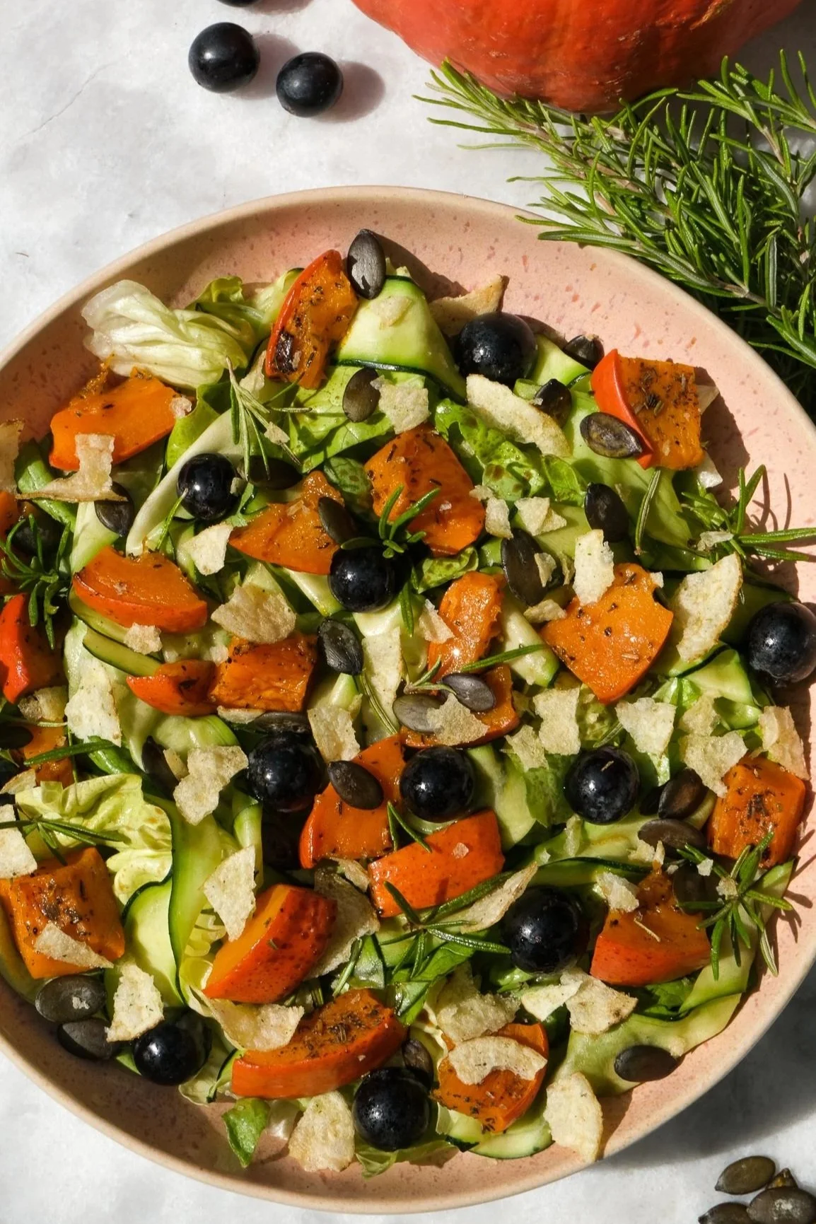 herbstlicher-kuerbis-salat-mit-rosmarin-crunch-magda-mag-das-trauben-pumpkin-rosemary-grapes-autumn-fall-vegan-veggie-easy-crunchy-chips-lorenz-salad-recipe-rezept