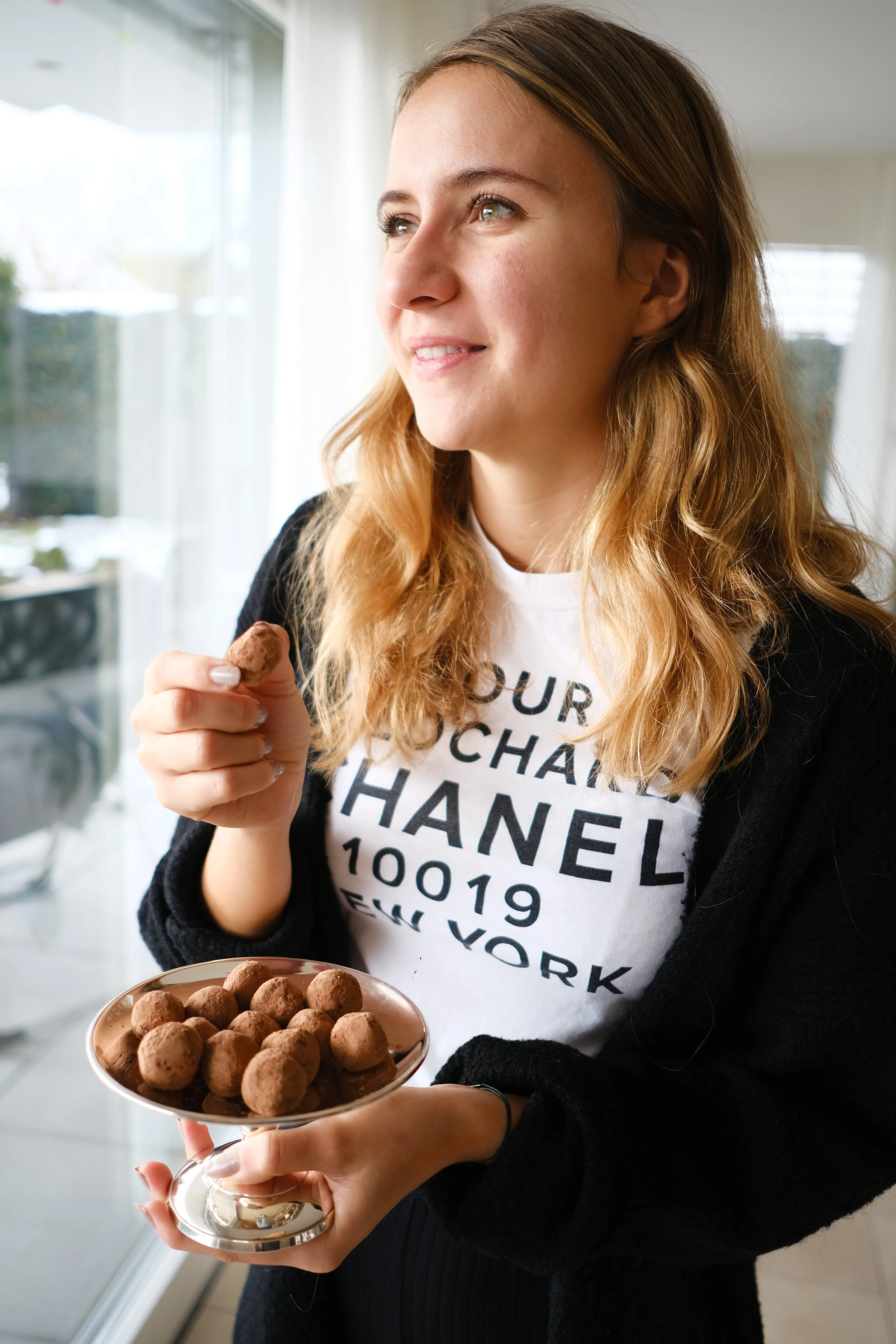 Blond-girl-with-sugar-free-chocolate-pralines