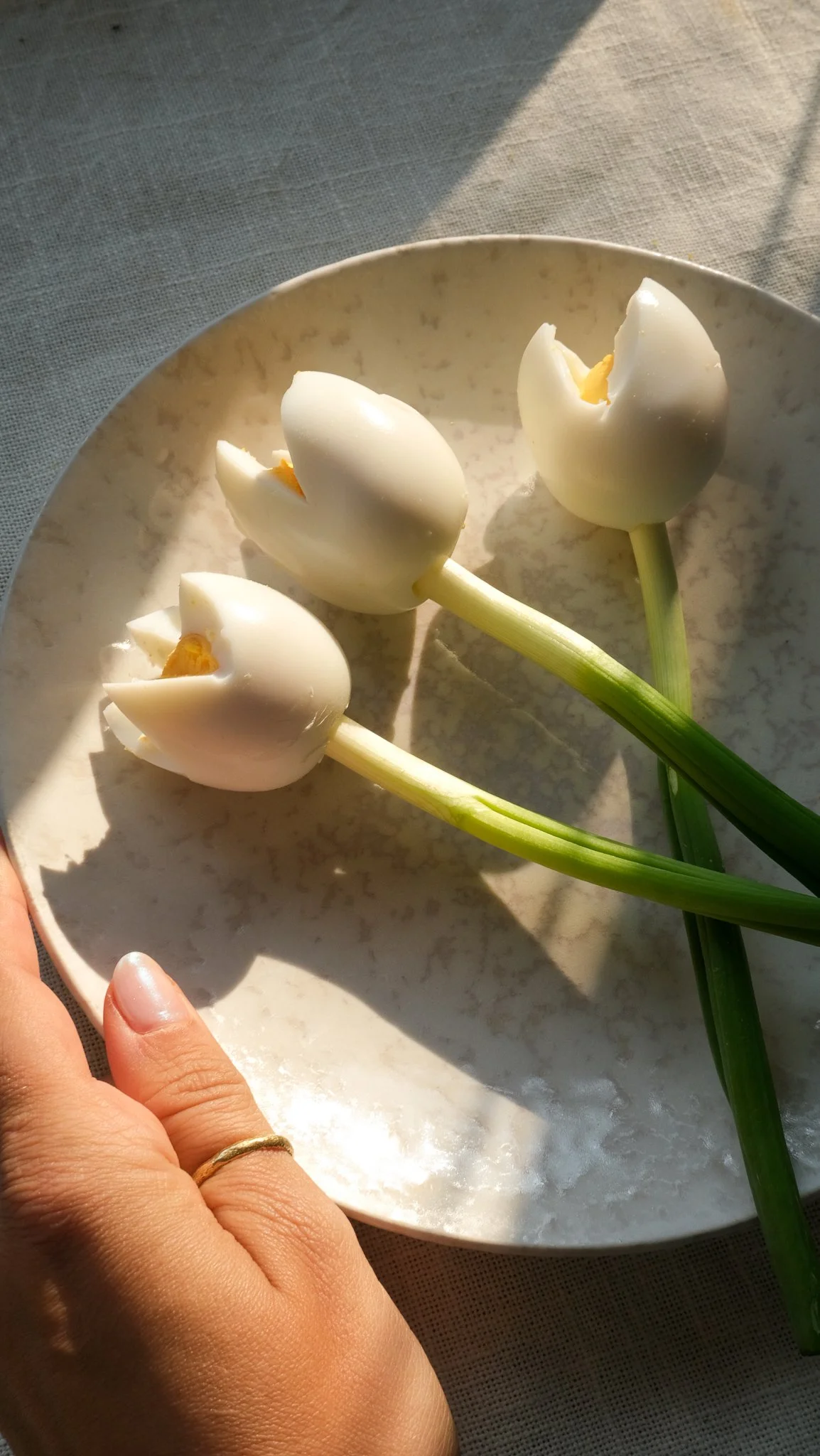 EDIBLE TULIP EGG BOUQUET HACK - EASY SPRING &amp; EASTER FOOD IDEA