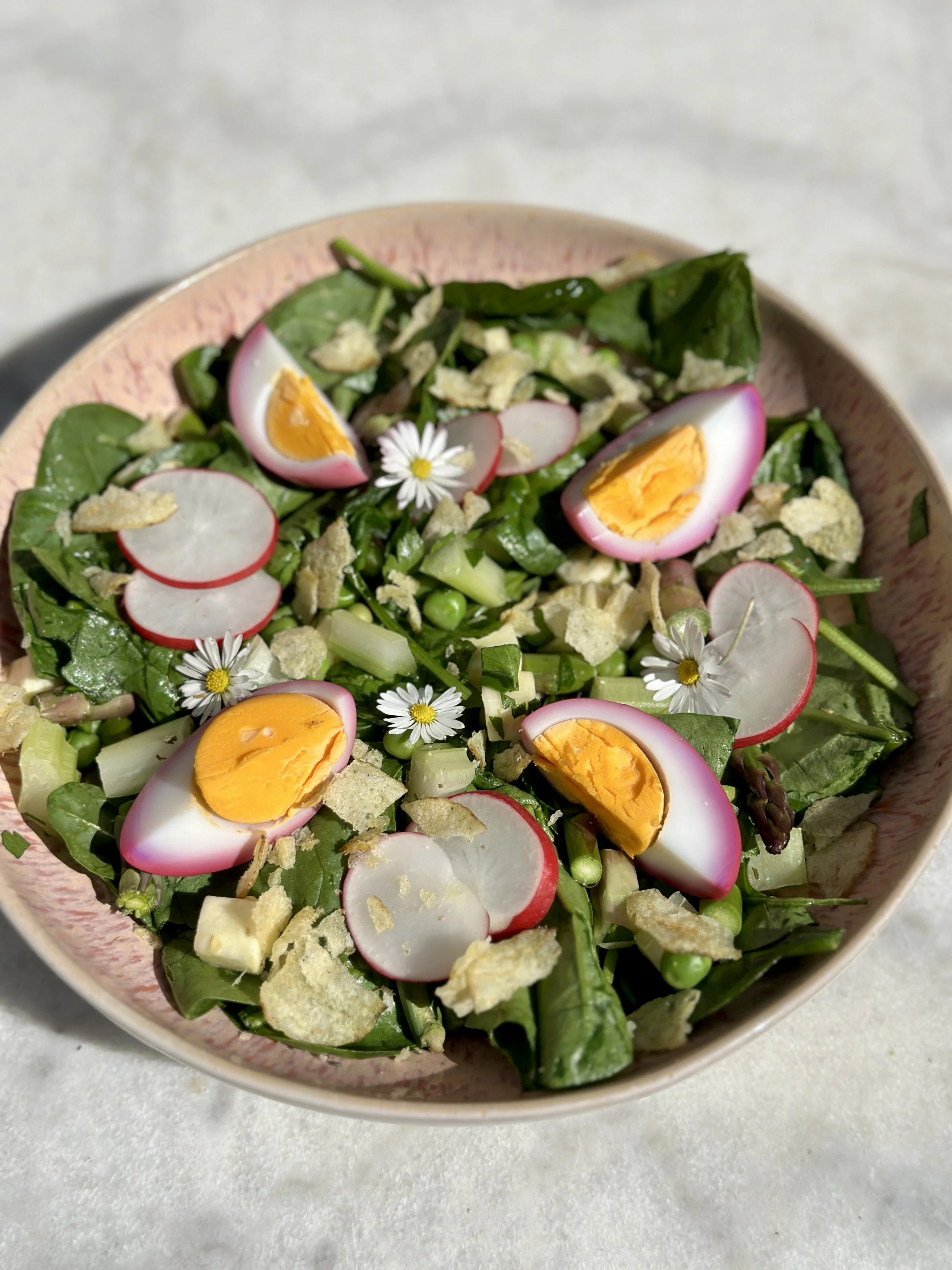 SPARGEL GREEN GODDESS SALAT MIT CRUNCHY TOPPING