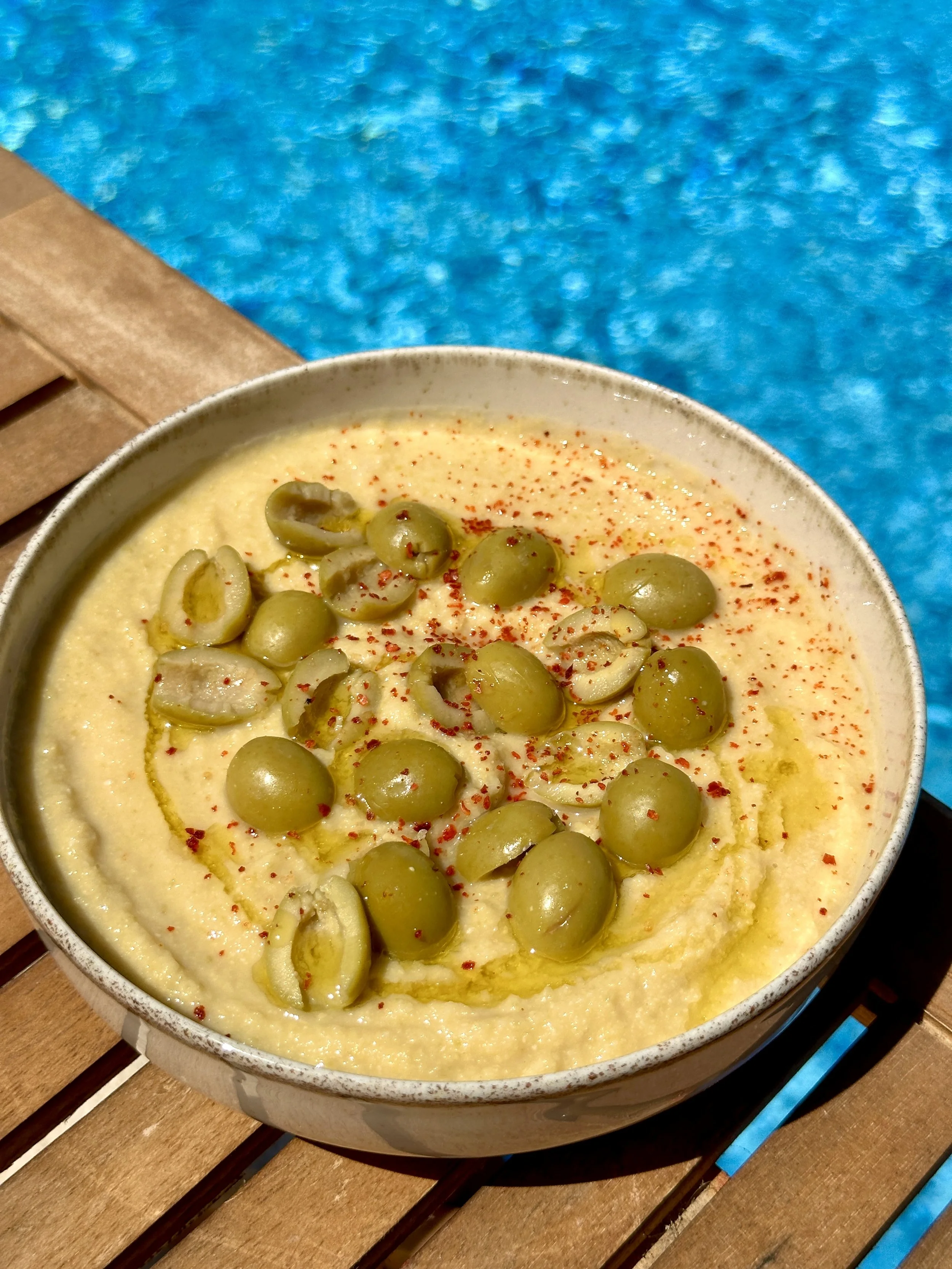 CREMIGER OLIVEN-HUMMUS: MEIN MEDITERRANER LIEBLINGSDIP