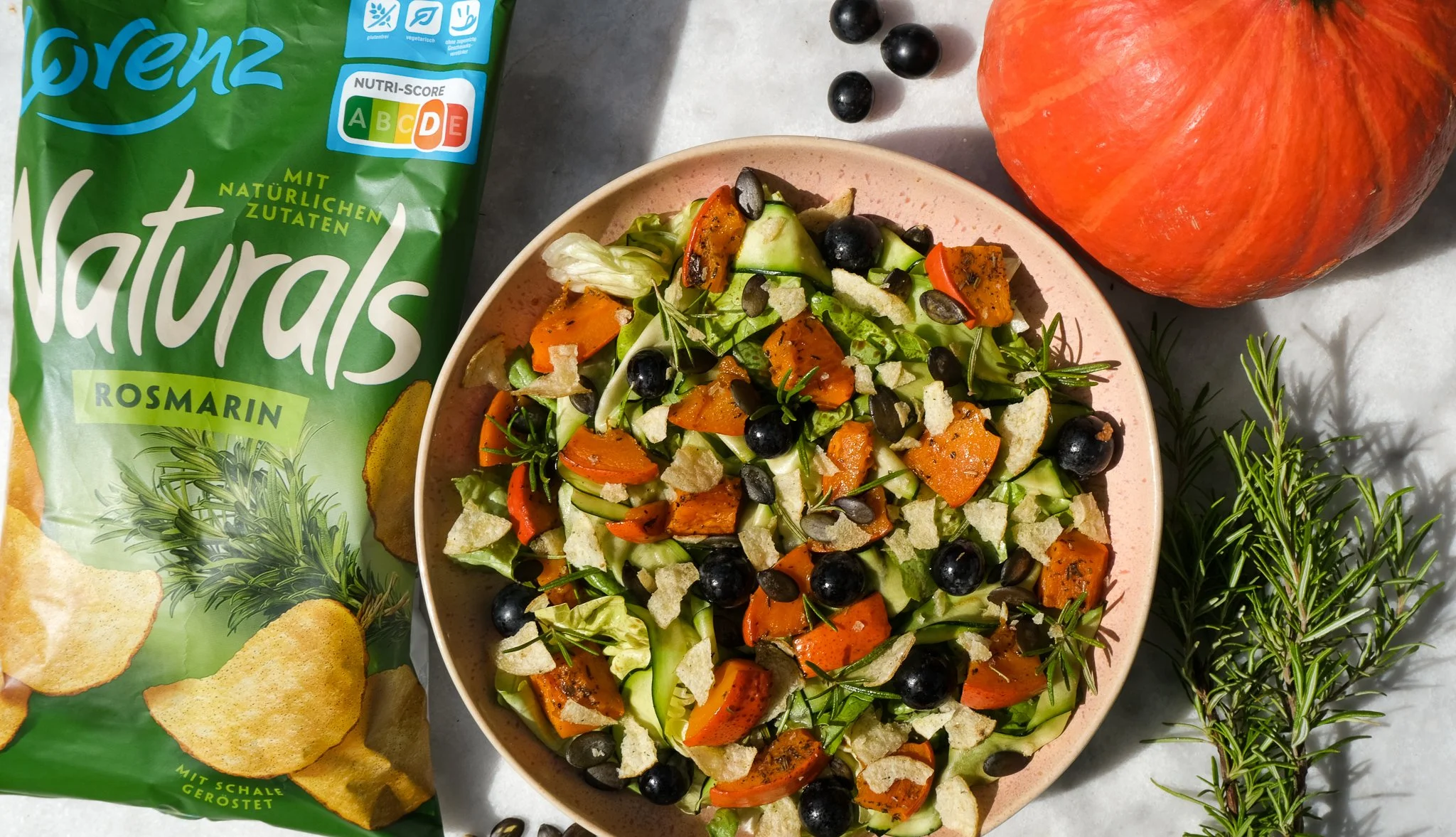 HERBSTLICHER KÜRBIS SALAT MIT ROSMARIN CRUNCH
