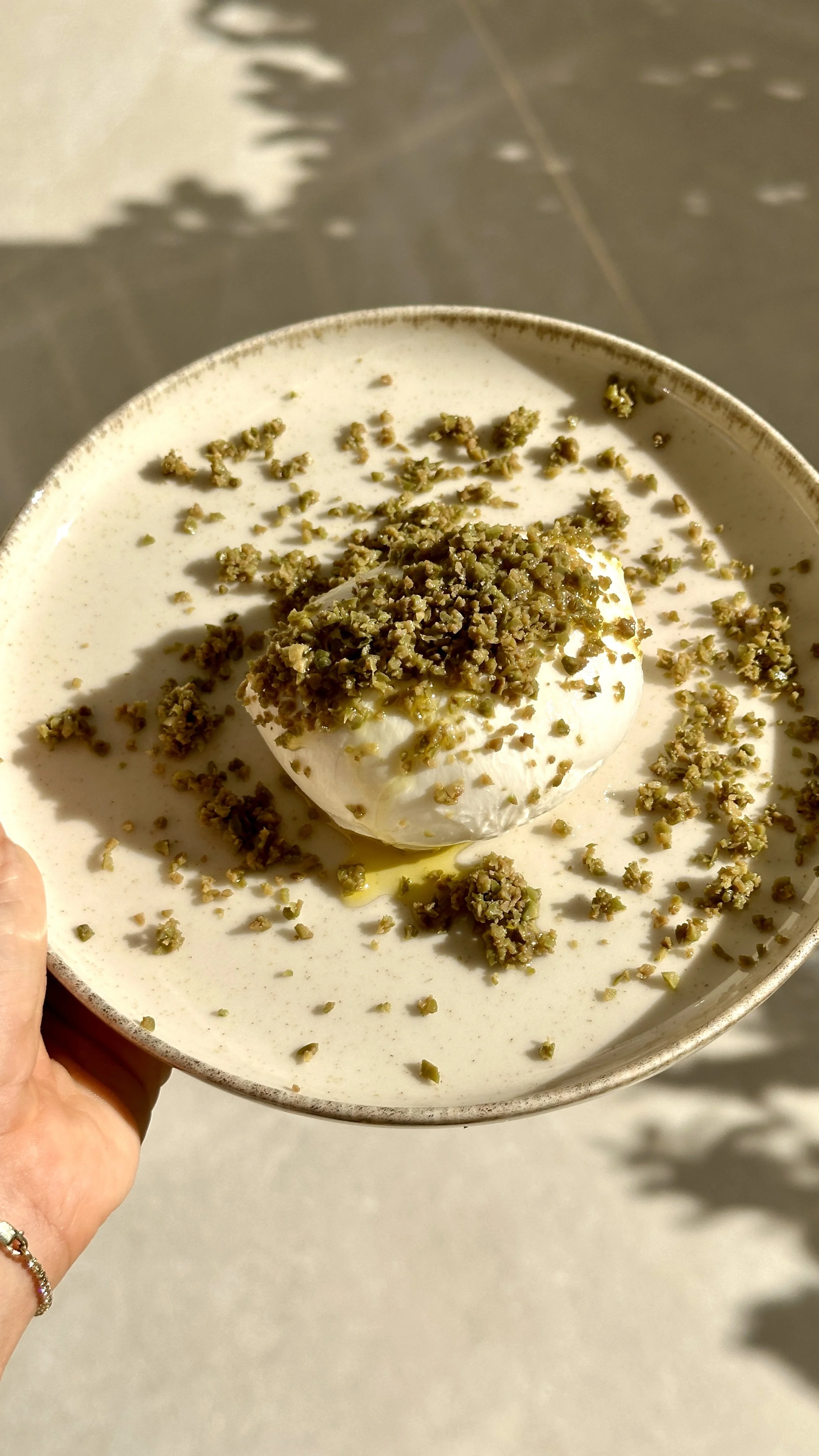 EINFACHER ANTIPASTI HACK: BURRATA MIT GEFRORENEN OLIVEN
