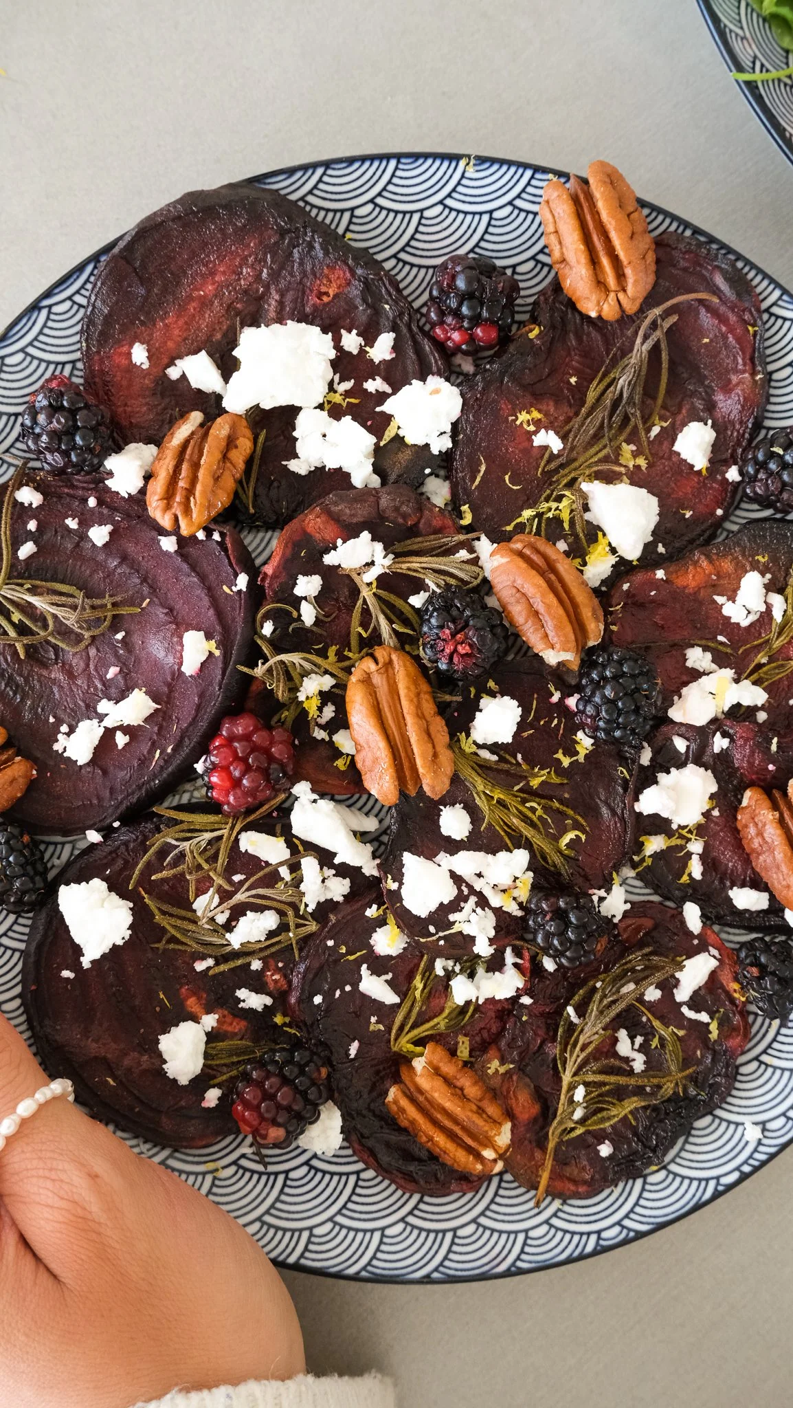 easy-fall-recipe-roasted-beetroot-carpaccio-rote-rüben-herbst-beets-autumn-vorspeise-herbst-magda-mag-das-easy-rezept