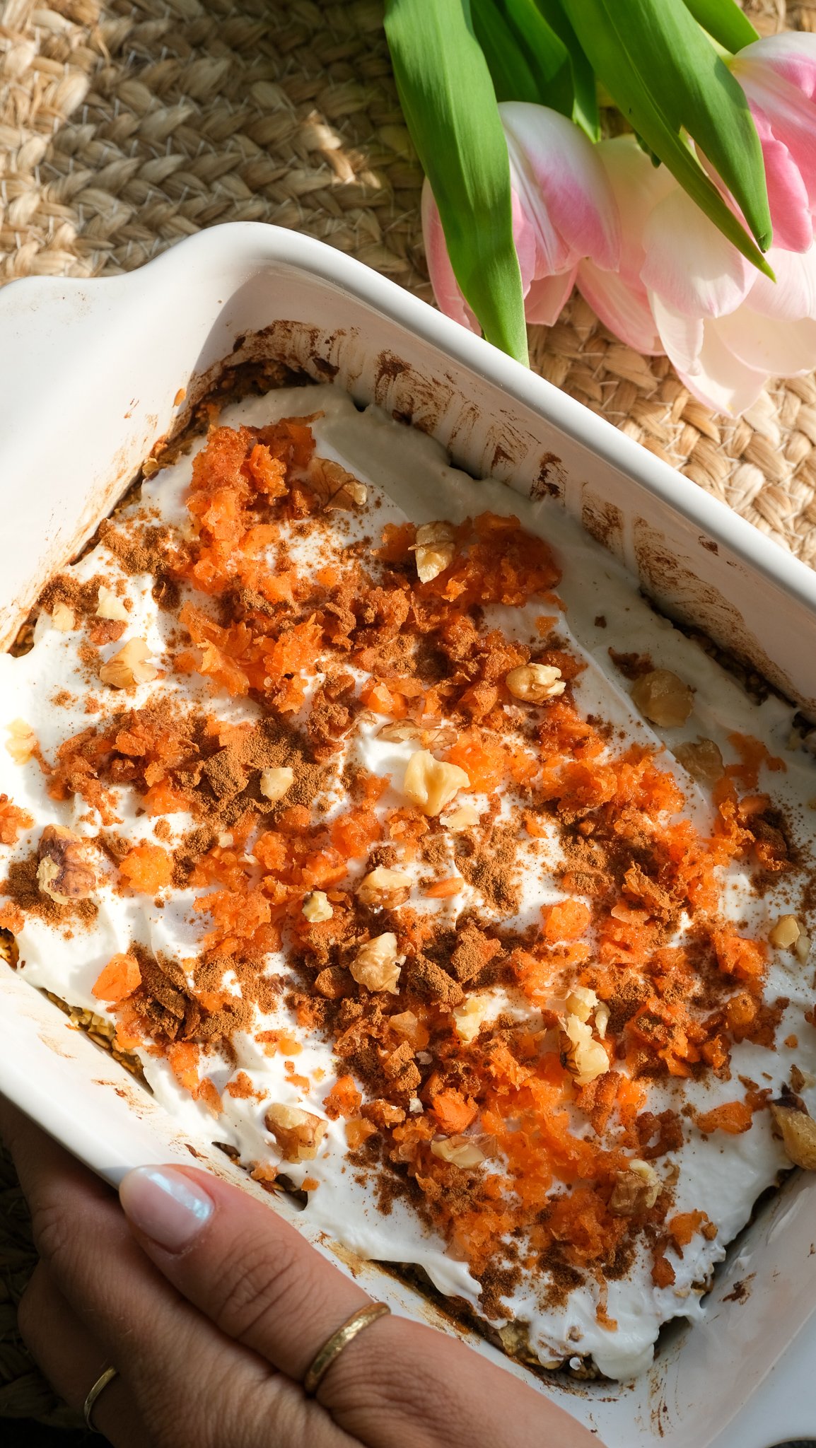 high-protein-baked-carrot-cake-oats-perfect-for-easter-ostern-karottenkuchen-frühstück-ostern-brunch-einfach-rezept-skyr-karotten-rübli-oatmeal