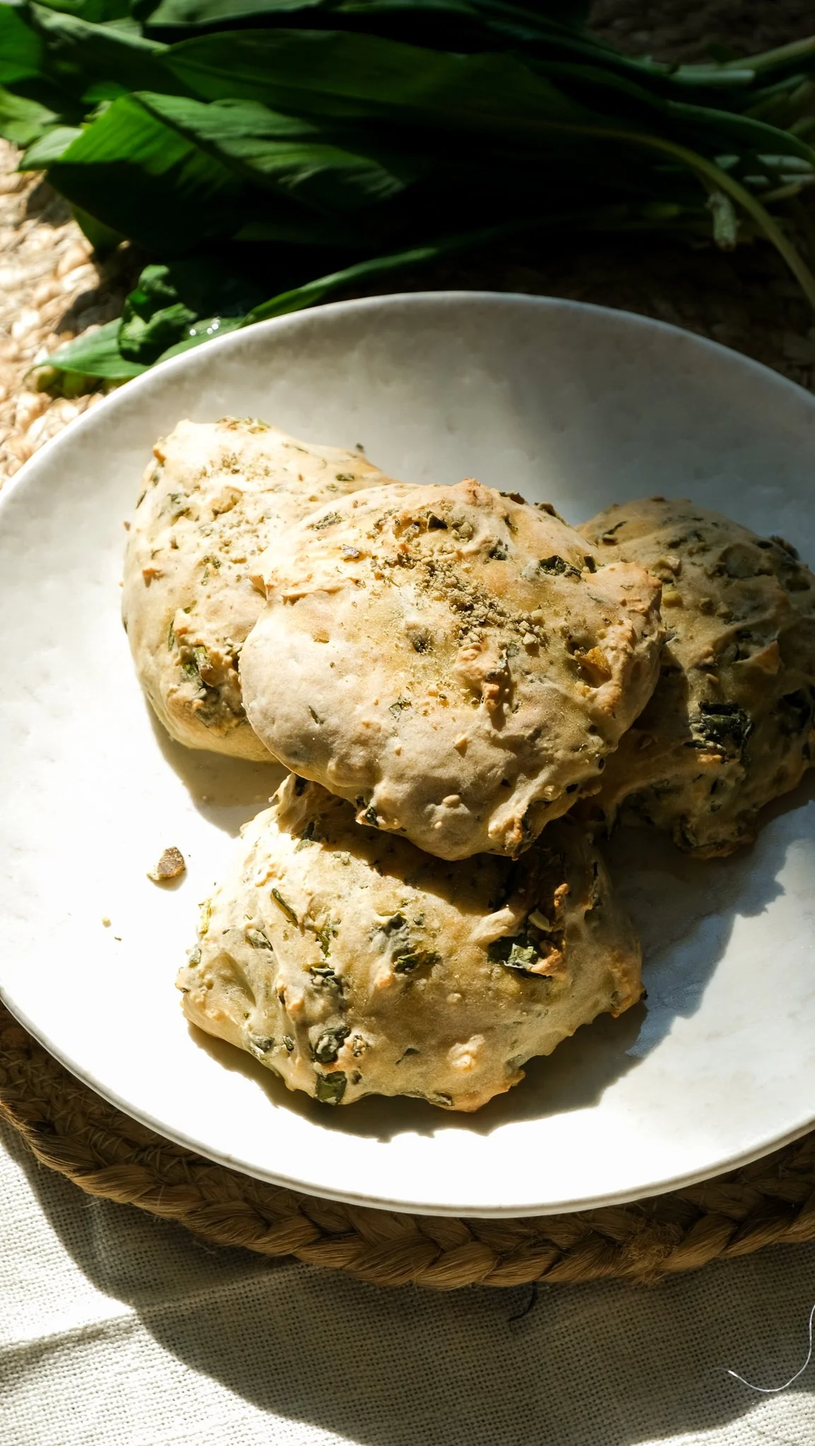 fluffy-kefir-wild-garlic-baerlauch-rolls-buns-gut-friendly-easy-einfach-frühling-weckerl-fluffig-darmfreundlich-knusprig-rezept-recipe-brot-backen
