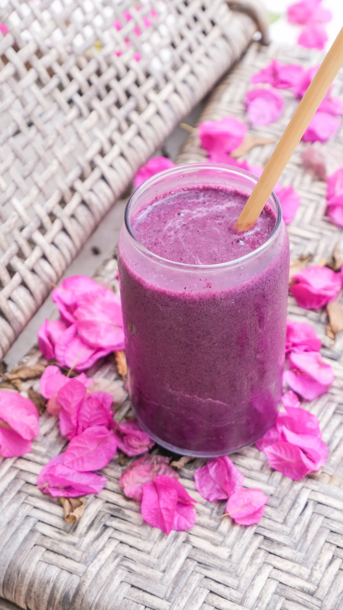 sip-your-glow-pink-probiotic-berry-bliss-smoothie-magda-mag-das-gut-healthy-beeren-rezept-easy-eat-your-skincare