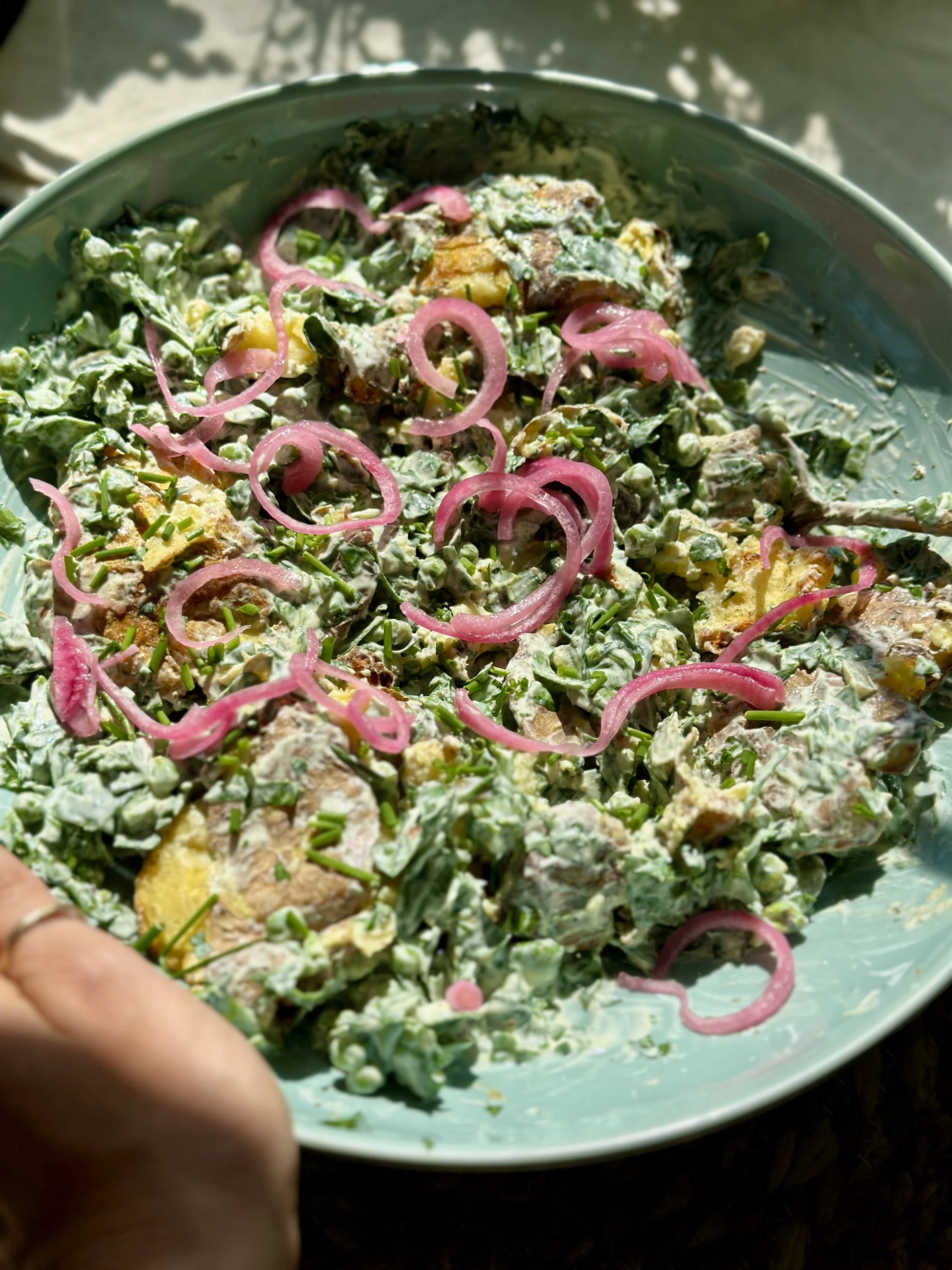 crispy-wild-garlic-baerlauch-smashed-potato-salad-you-need-to-try-salat-frühling-bärlauch-kartoffel-erdäpfel-einfach-viral-knusprig-protein-leicht-rezept-recipe