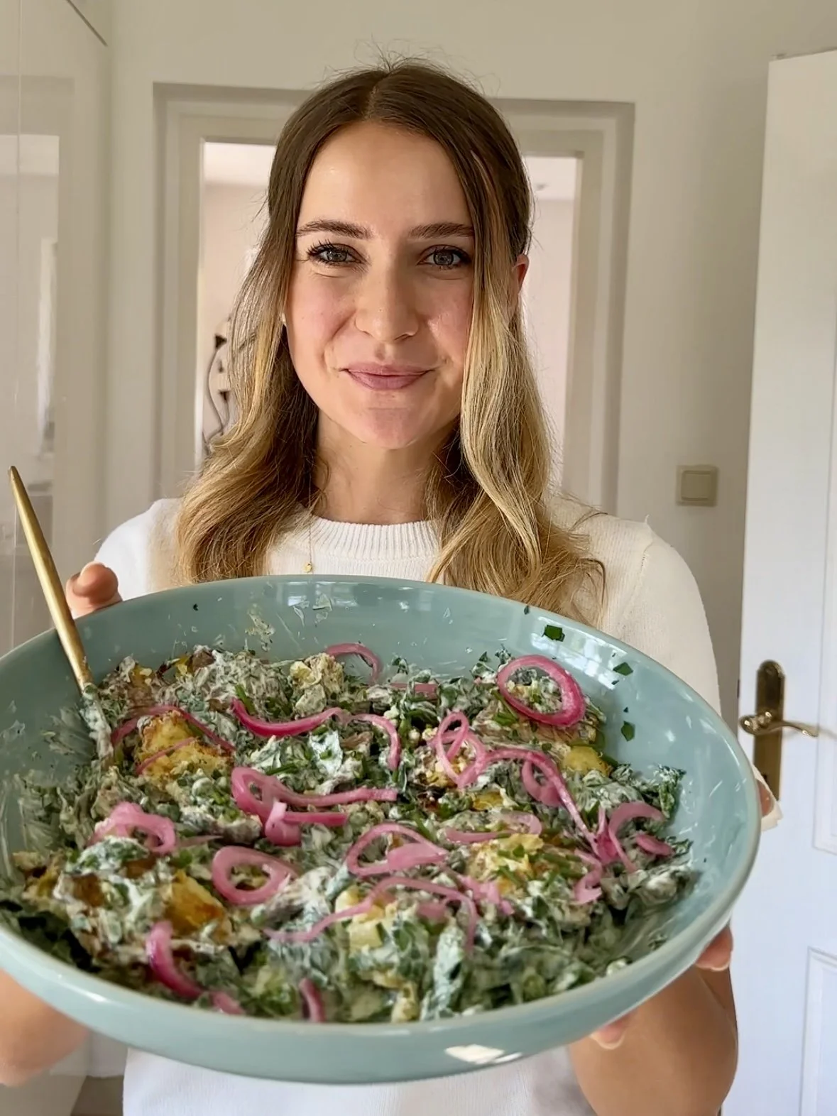 crispy-wild-garlic-baerlauch-smashed-potato-salad-you-need-to-try-salat-frühling-bärlauch-kartoffel-erdäpfel-einfach-viral-knusprig-protein-leicht-rezept-recipe