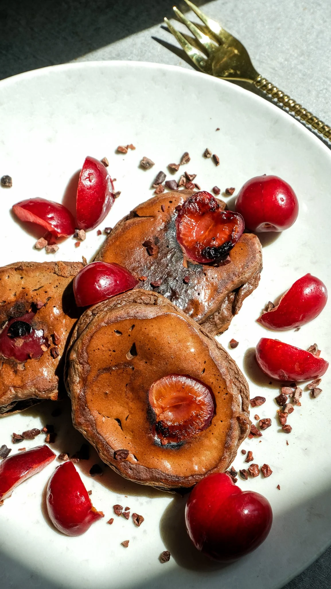 easy-high-protein-cherry-chocolate-pancakes-magda-mag-das-kirschen-pfannkuchen-schokolade-workout-rezept-frühstück-brunch