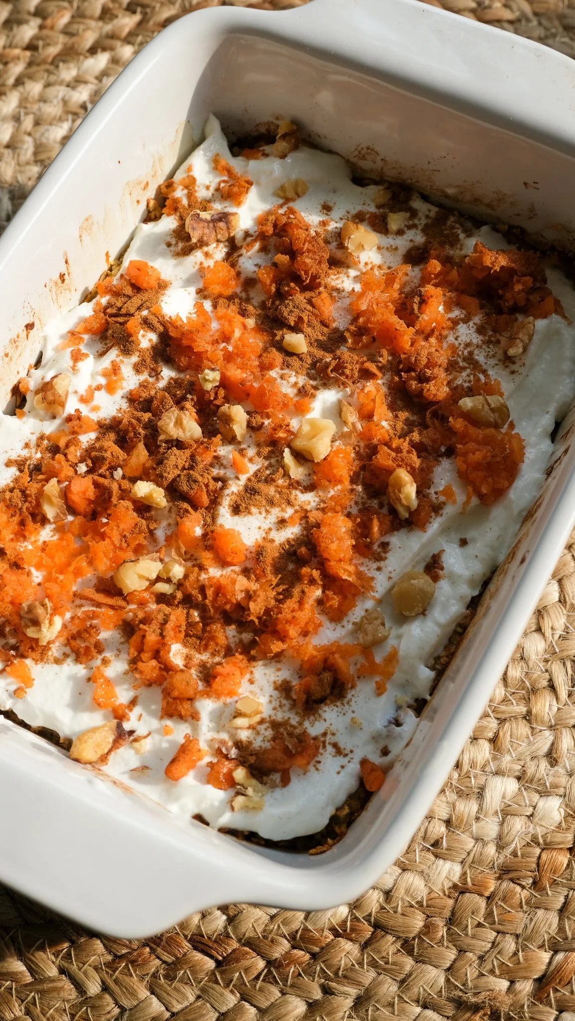 high-protein-baked-carrot-cake-oats-perfect-for-easter-ostern-karottenkuchen-frühstück-ostern-brunch-einfach-rezept-skyr-karotten-rübli-oatmeal
